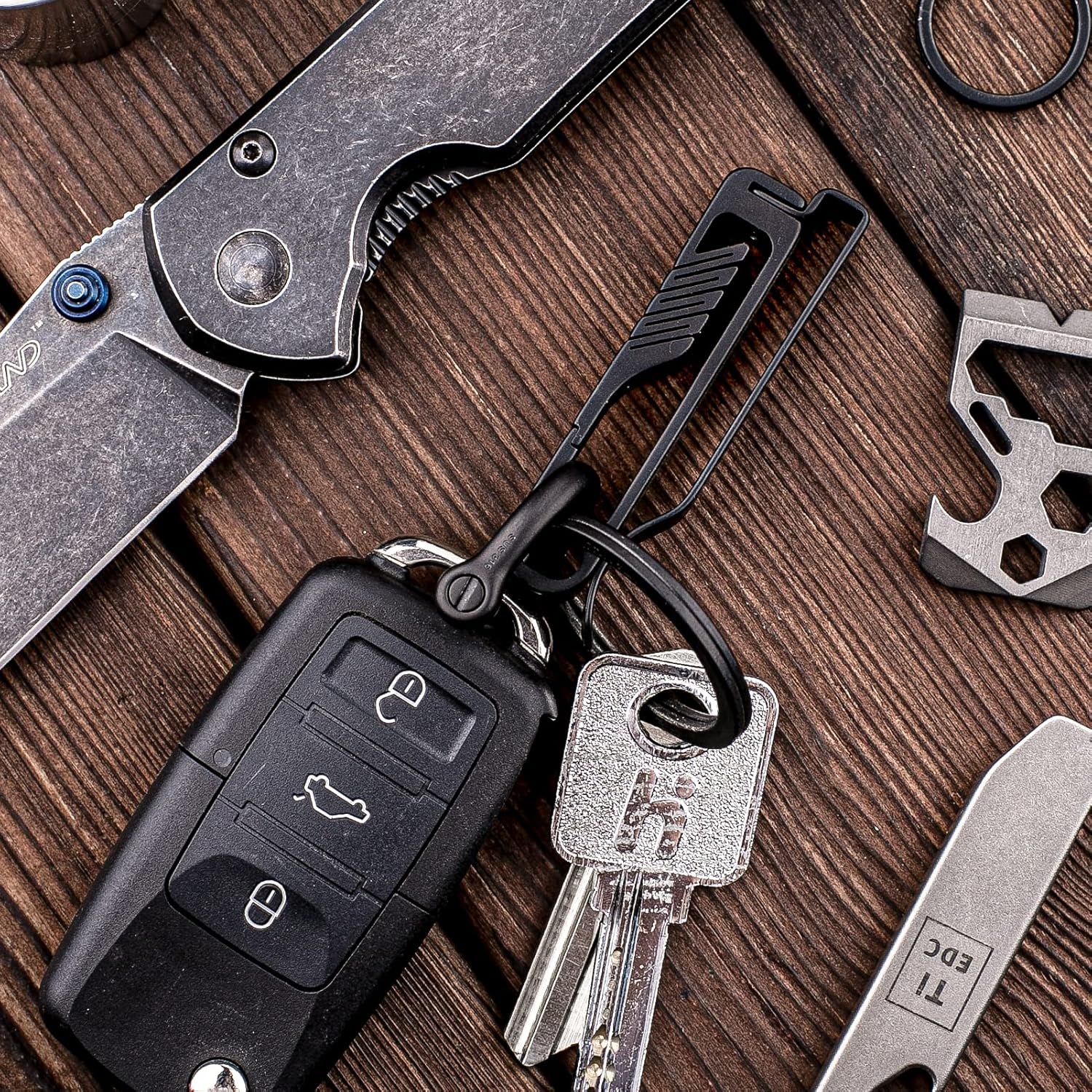 TISUR カラビナ キーホルダー チタン ベルト フック カラビナ おしゃれ キーリング付き 車 自転車 バイク 家 鍵 プレゼント ギフト (BK1＊1個+Dリング*1個/ブラック)