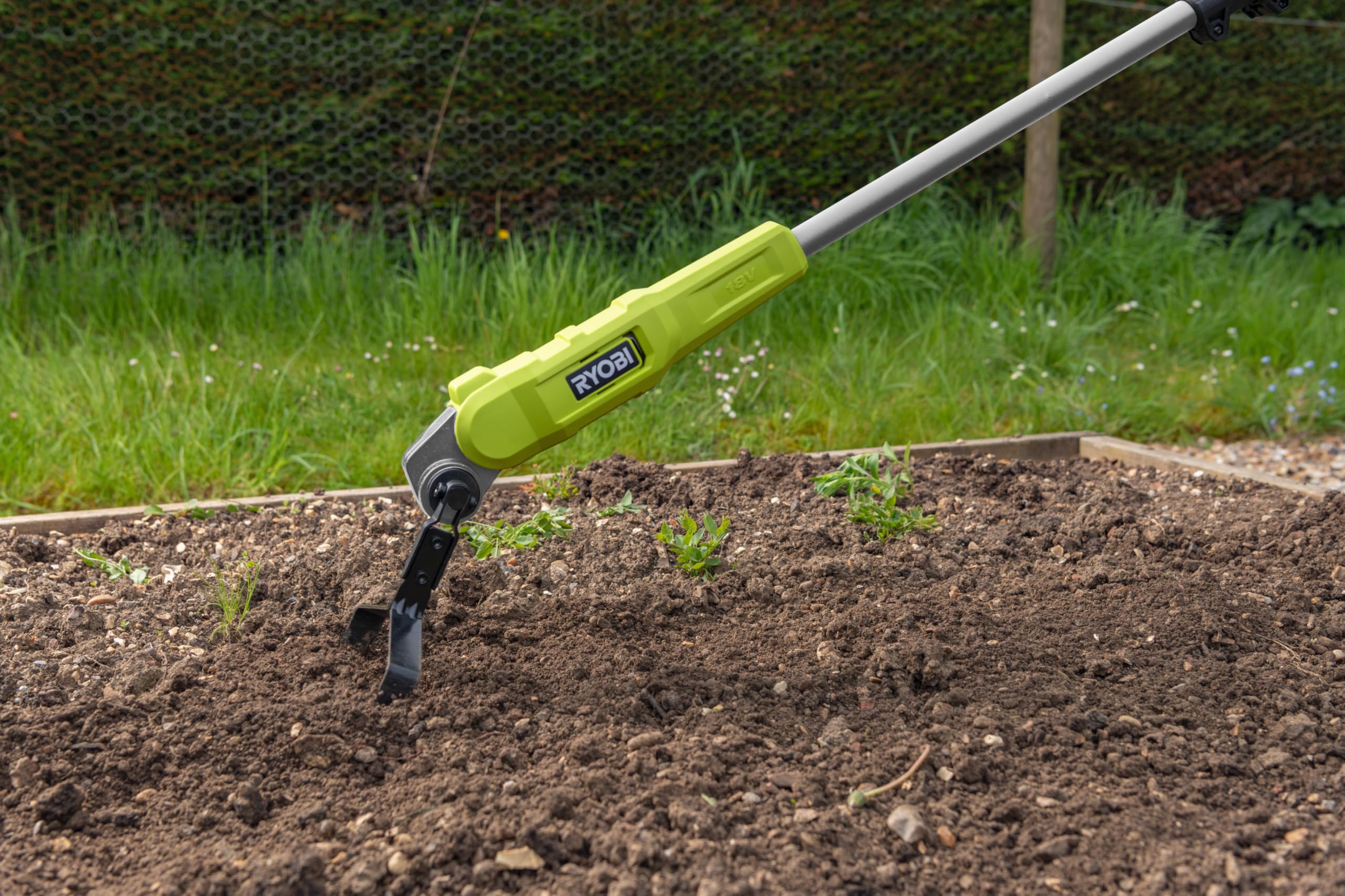 RYOBI Désherbeur 18V ONE+™ - Largeur 16,5 cm - Profondeur 7 cm - Sans Batterie ni Chargeur - Lame Oscillante Dentelée - Idéal Désherbage Massifs, Potager, Allées, Bordures et Préparation du Sol - RY18