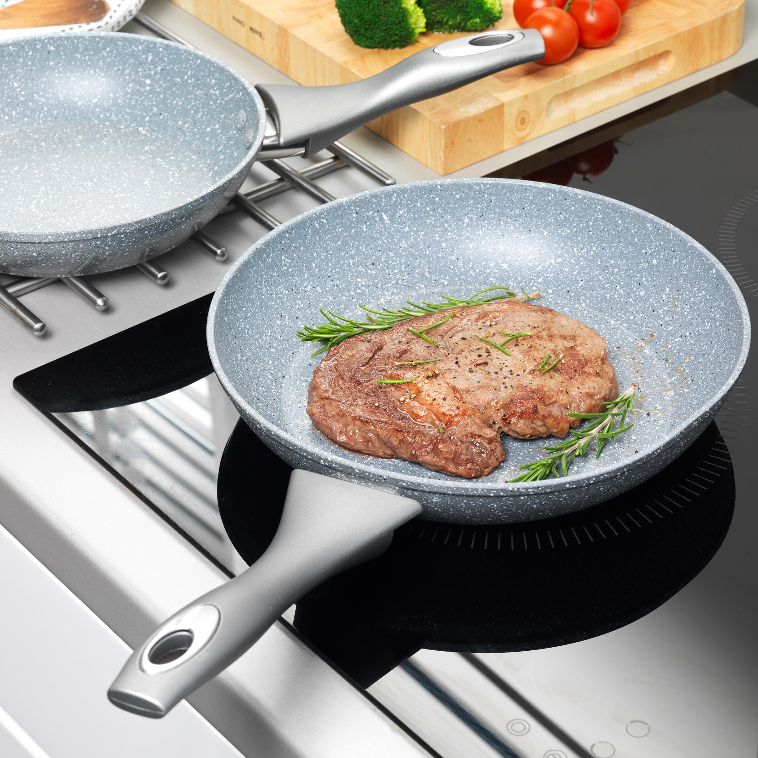 Salter COMBO-6449 Marblestone - Juego de 2 sartenes antiadherentes de 20/24 cm, aptas para inducción, utensilios de cocina de aluminio forjado, sartén para tortilla/huevo/tortitas, poco/sin aceite