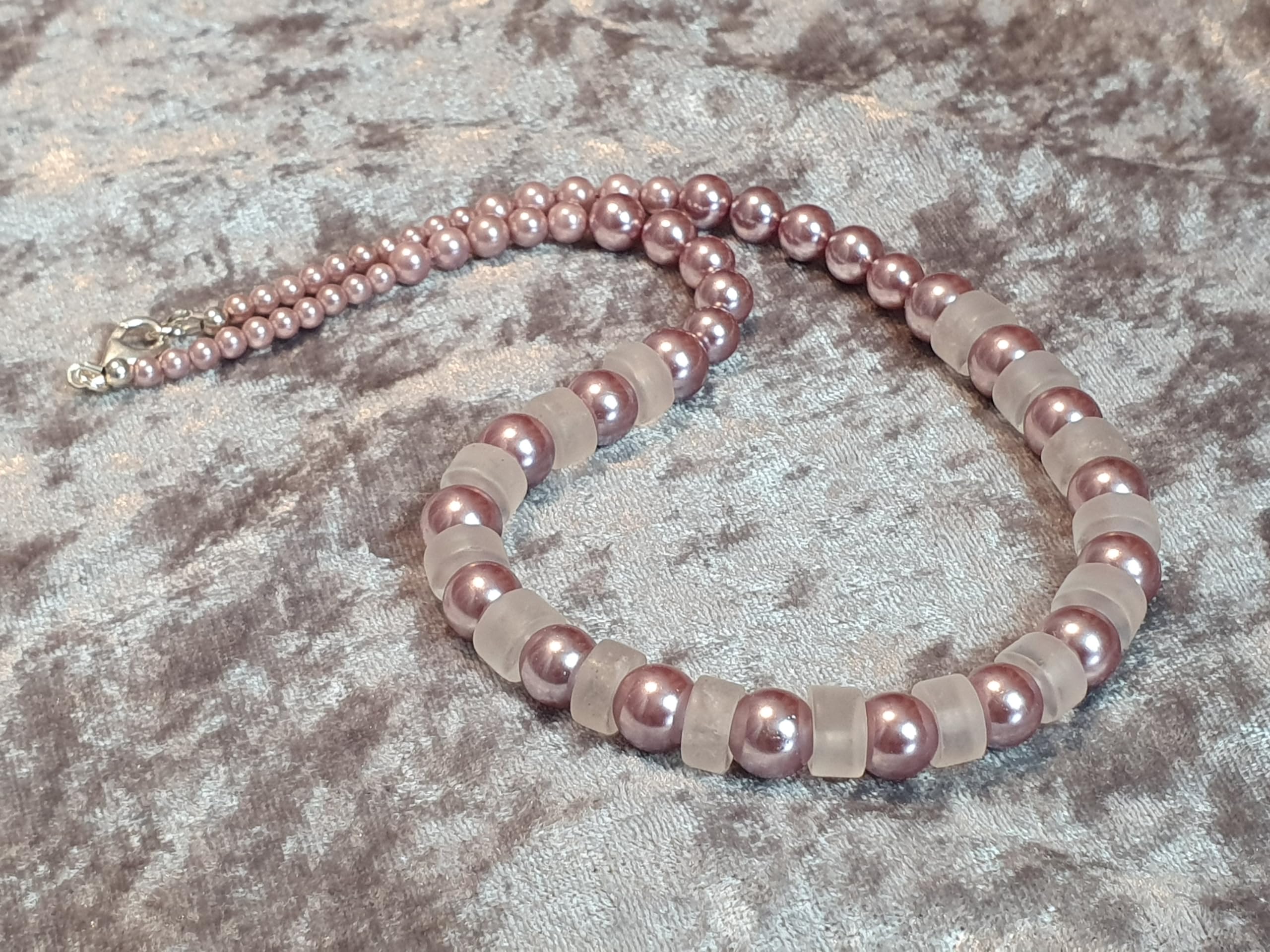 Generisch IohanaSchmuck Collier aus Edelsteinen, Bergkristall-Halskette mit Muschelkernperlen altrose und Silberelementen, handmade in Munich, handgemacht