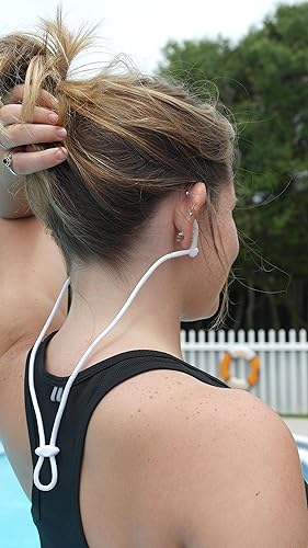 Miniatura 6 de Kit de accesorios para AirPods de Apple con ganchos EARBUDi para las orejas, funda para llavero, cordón para el cuello y paño de limpieza