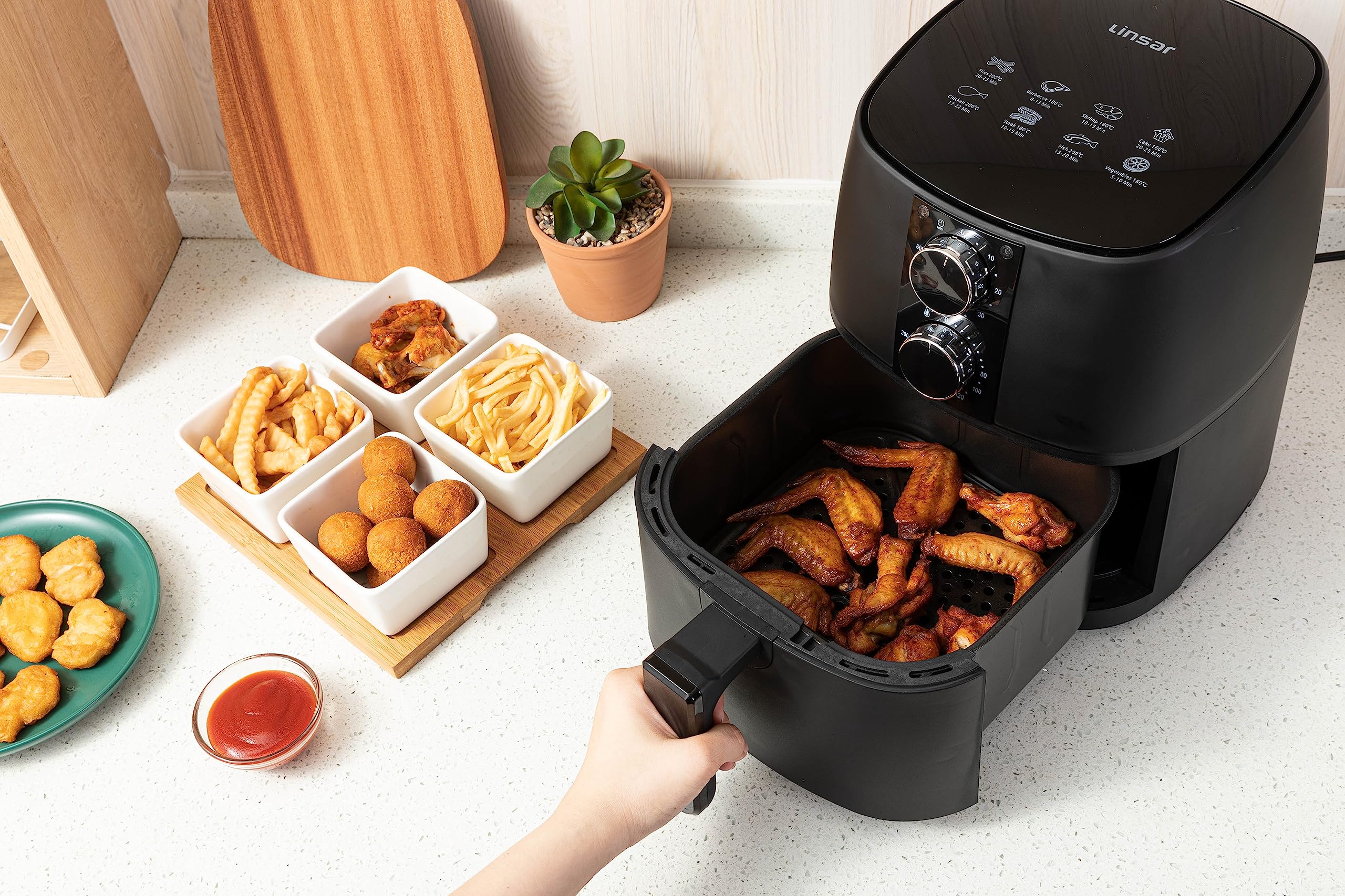 Linsar - Heißluftfritteuse 4L - Airfryer mit Timer und Warmhaltefunktion - Temperatur wählbar - Energiesparender & schneller als Backöfen - 1400 Watt (Schwarz)