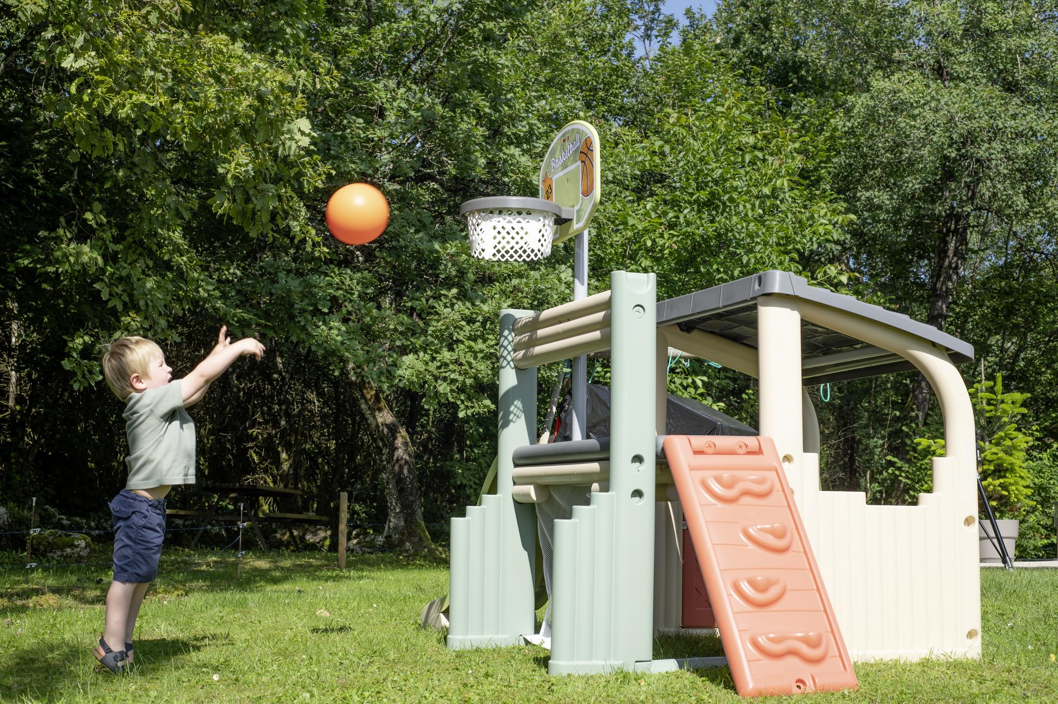 Smoby Life - Fun Center Sport-Spielhaus für Kinder ab 2 Jahre (284x203x176 cm) mit 62% Recycling-Anteil - XXL Outdoor-Kinderhaus mit Multi-Sportbereich & Rutsche für Garten oder Terrasse