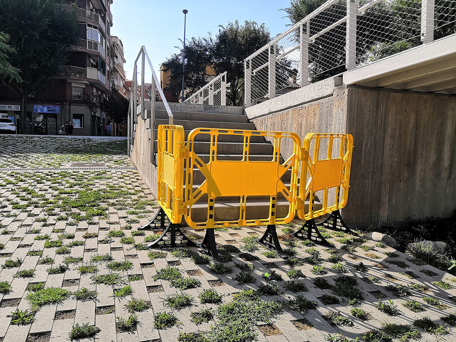 ADO - Valla de plástico obra peatonal en color amarillo, valla con patas extraíbles de 1 metro (2- Vallas)