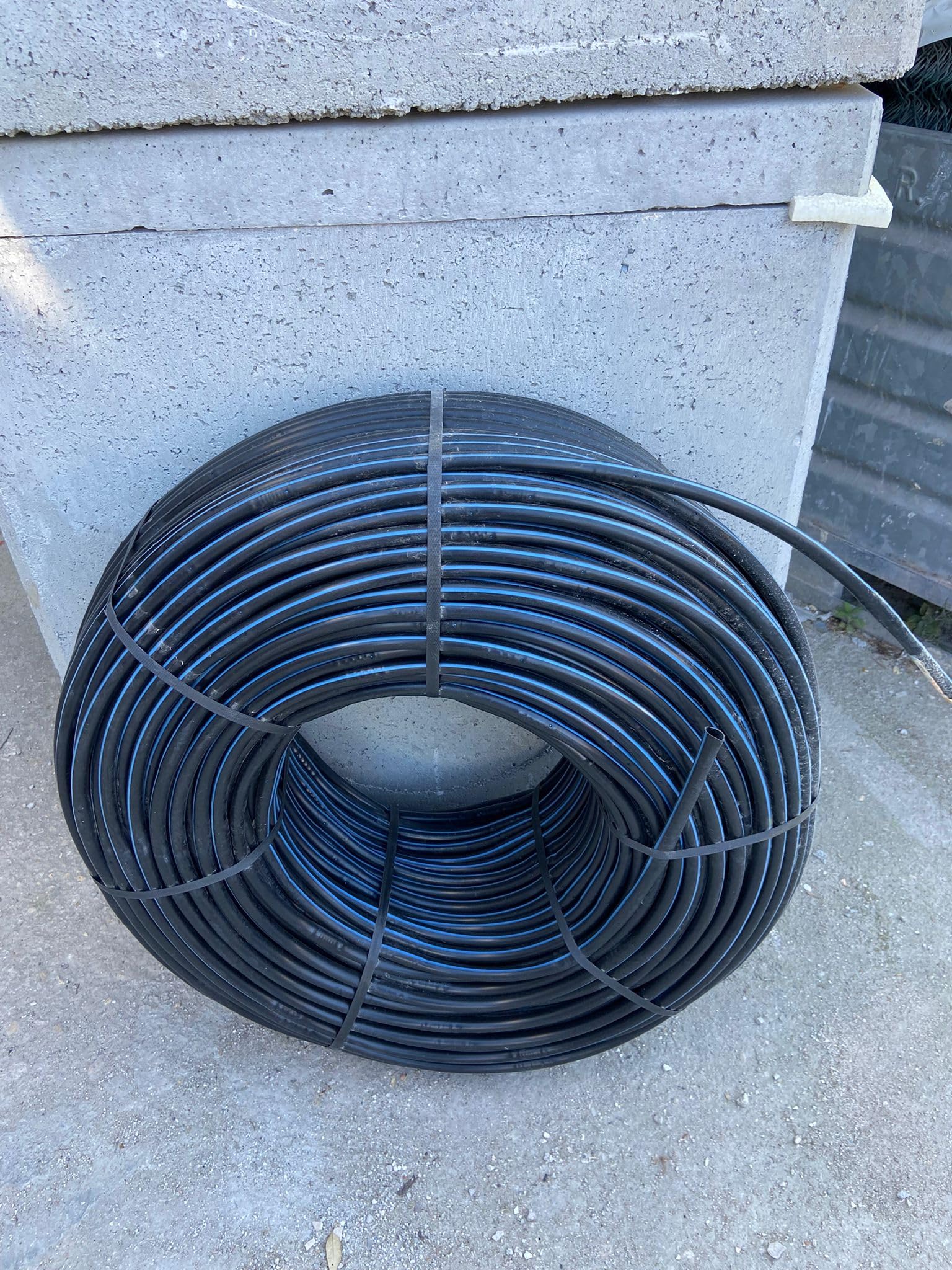 Plastic Puglia Ala Gocciolante ø 16 mm Passo 30 cm con Gocciolatore Doppio Foro, Rotolo da 400 mt, Tubo In Polietilene per Irrigazione a Goccia