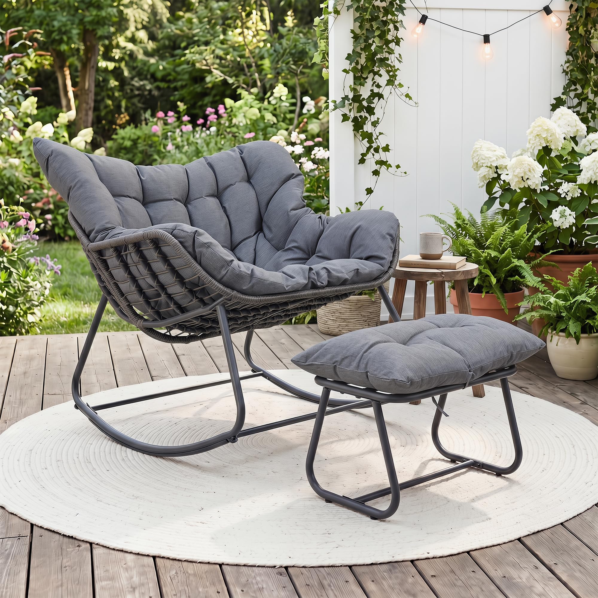 GIANTEX Fauteuil a Bascule avec Repose-Pied, Chaise a Bascule Surdimensionné avec Assise en Rotin PE, Coussin Amovible Rembourré, Cadre Métallique Robuste, pour Salon, Balcon, Jardin (Gris)