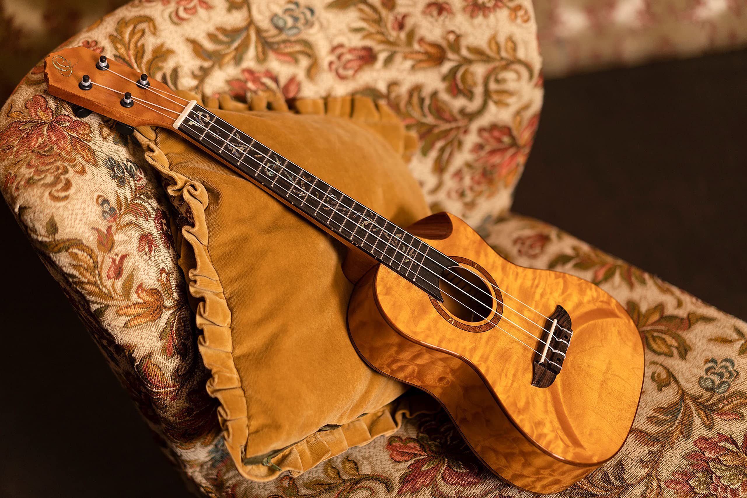 Ortega Guitars Ukeleles de Concierto electroacústicas - Serie Elite - incluye Gig Bag - Arce acolchado macizo (RUET-QMA)