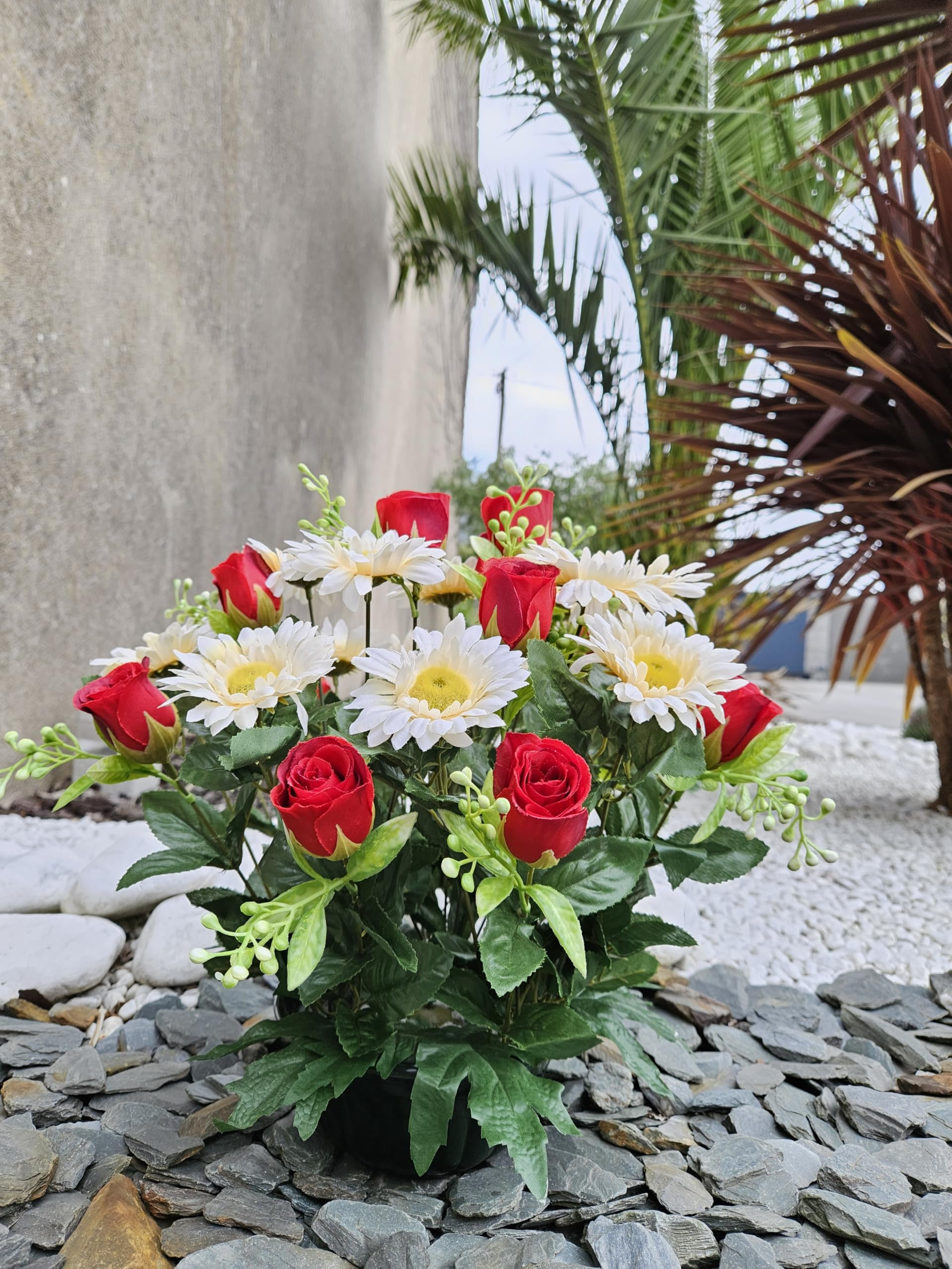 Composition De Fleurs Artificielles Lesté Ciment pour Une Parfaite Tenue à L' Extérieur. Réalisé par Nos Soins, Les Fleurs sont Aussi de Très Bonne Tenue et Qualité.
