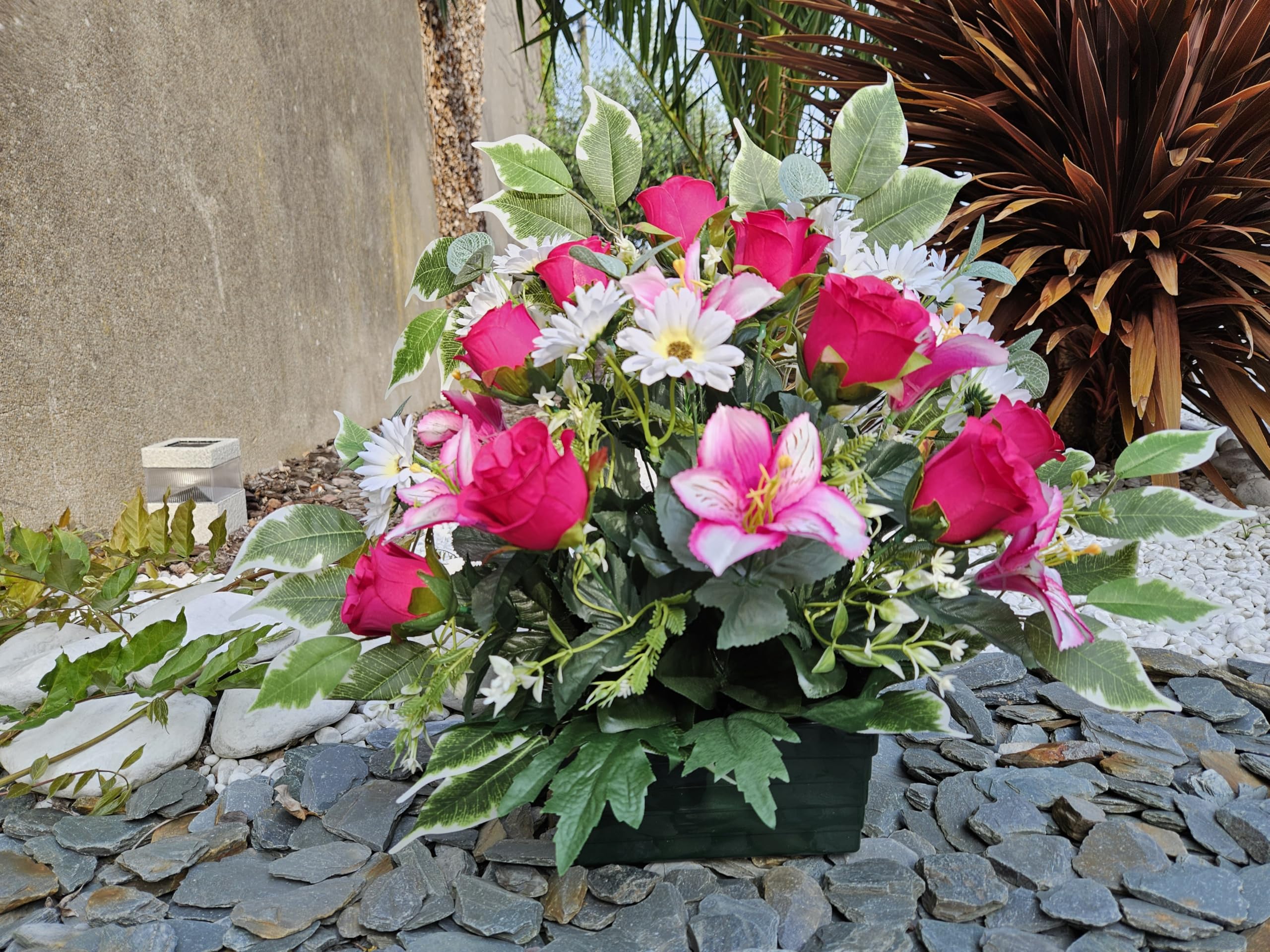 Composition de Fleurs Artificielles Lesté Ciment Pour Une Très Bonne Tenue à L' extérieur. Réalisé Par Nos Soins. Fleurs de Qualité.