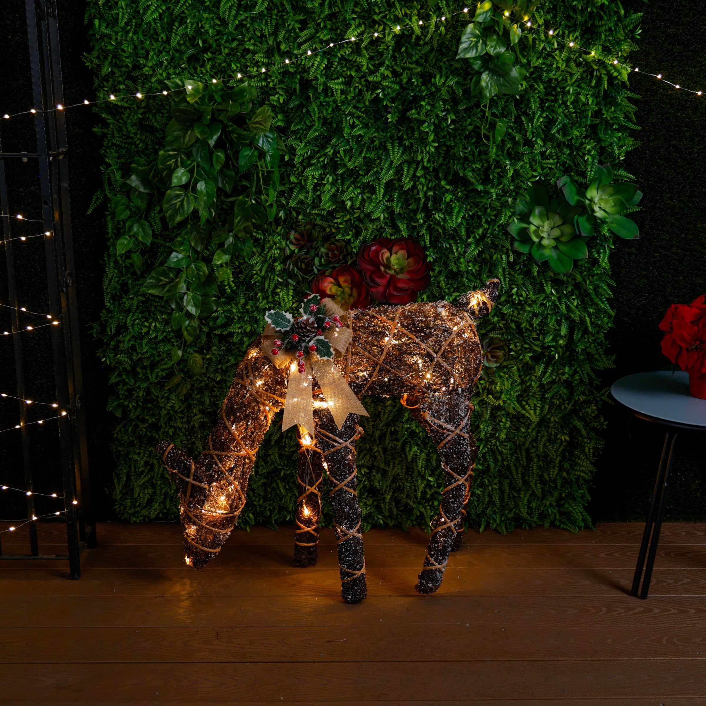 Cerf en rotin pour eclairer vos soirees d hiver pres de la cheminee familiale