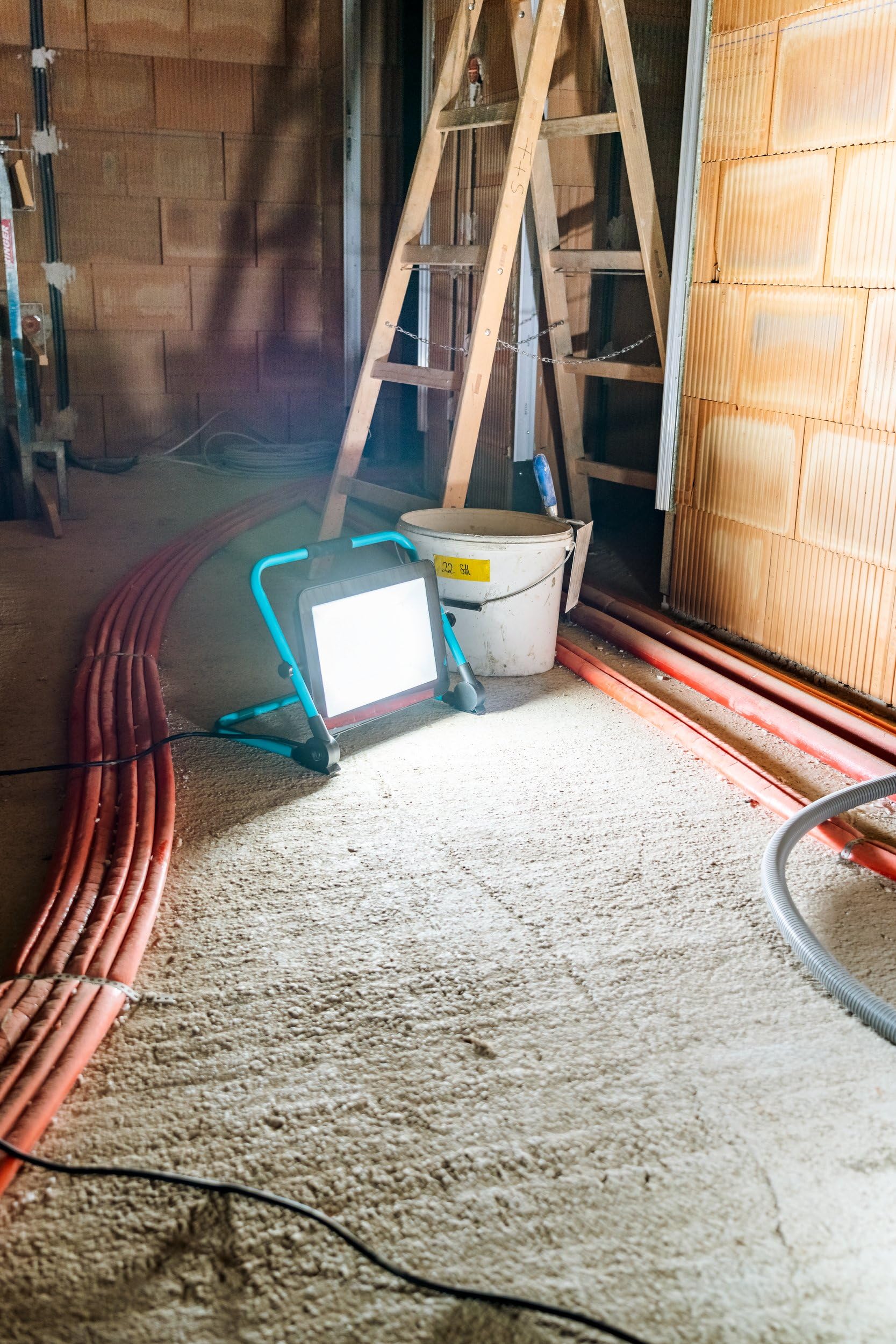 EGLO LED Baustrahler, tragbare Arbeitsleuchte aus Aluminium und Kunststoff | Arbeitsscheinwerfer in türkis und schwarz, Werkstattlampe schwenkbar, IP65, neutralweiß, 15800lm