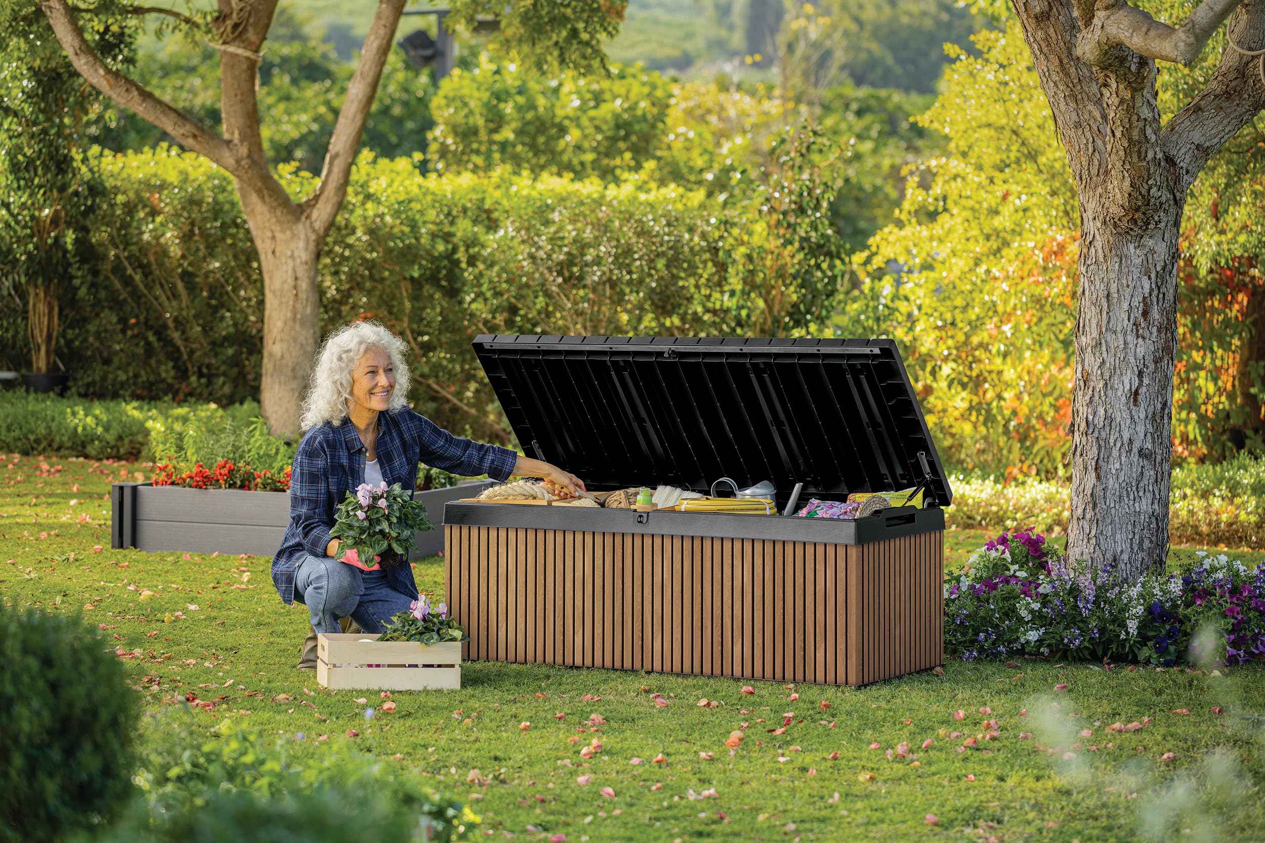 Keter Auflagenbox/Kissenbox 380 Liter l 100% Wasserdicht l mit Belüftung dadurch kein übler Geruch/Schimmel l Moderne Holzdielenoptik l Deckel belastbar bis 300 KG (2 Personen)