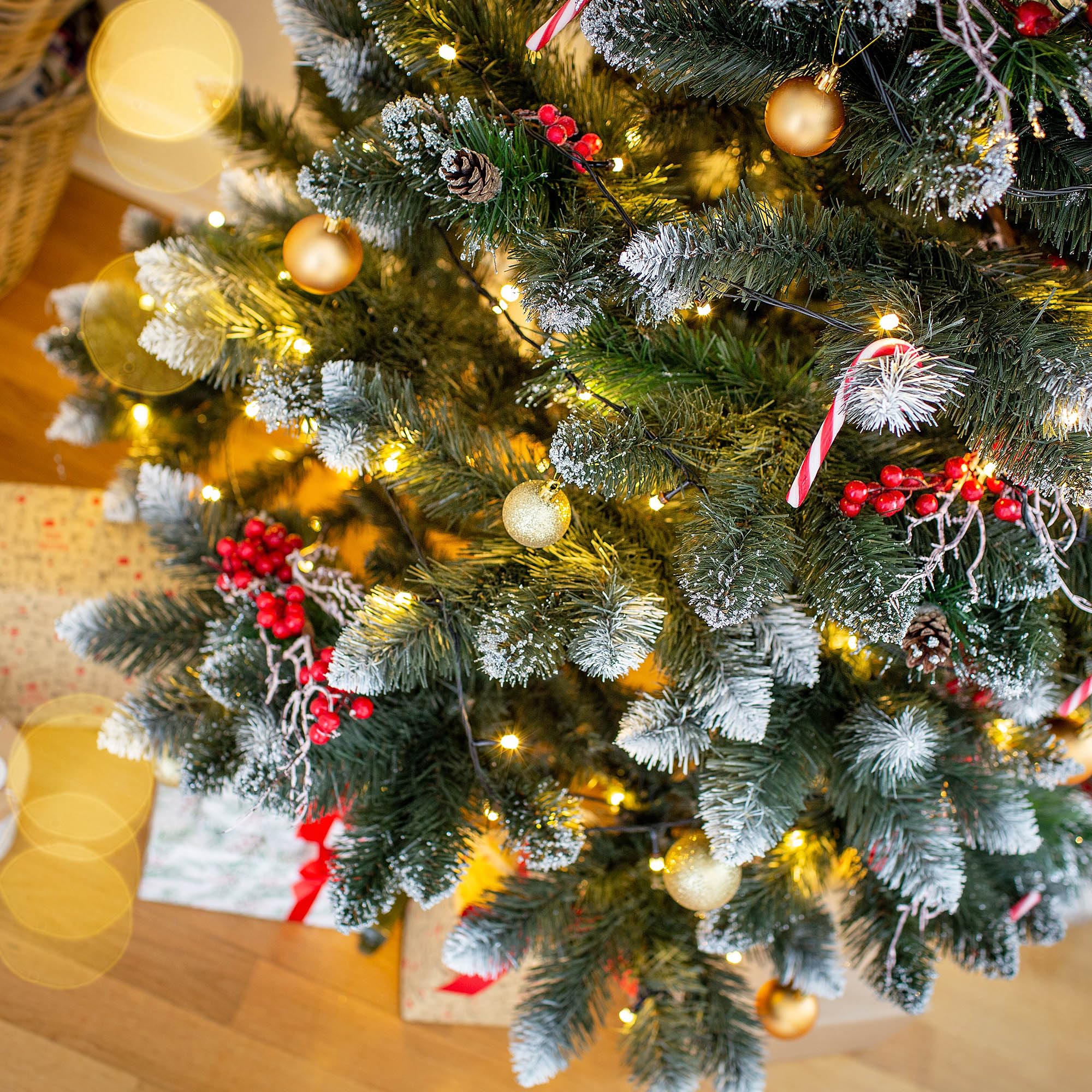 KADAX Sapin de Noël artificiel avec givre et cônes 220 cm, sapin vert avec 521 branches, env. 120 cm, pin en PVC avec support en plastique (renne 220 cm)