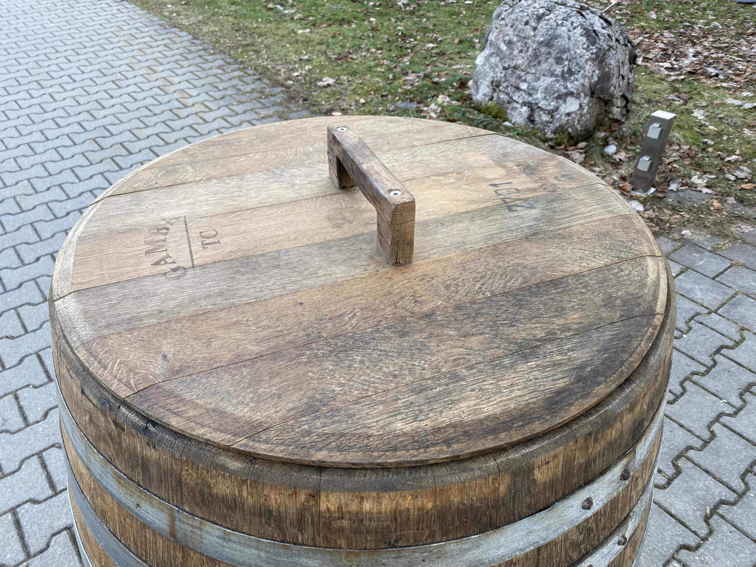 Tauchbecken 300 Liter Eisbad aus einem gebrauchten Weinfass, Saunatauchbecken optional geölt erhältlich, Deckel-Hahn-Lärchentreppe-Tauchfass, mit Deckel, Messinghahn ohne Treppe (TB400DeckelHahn)