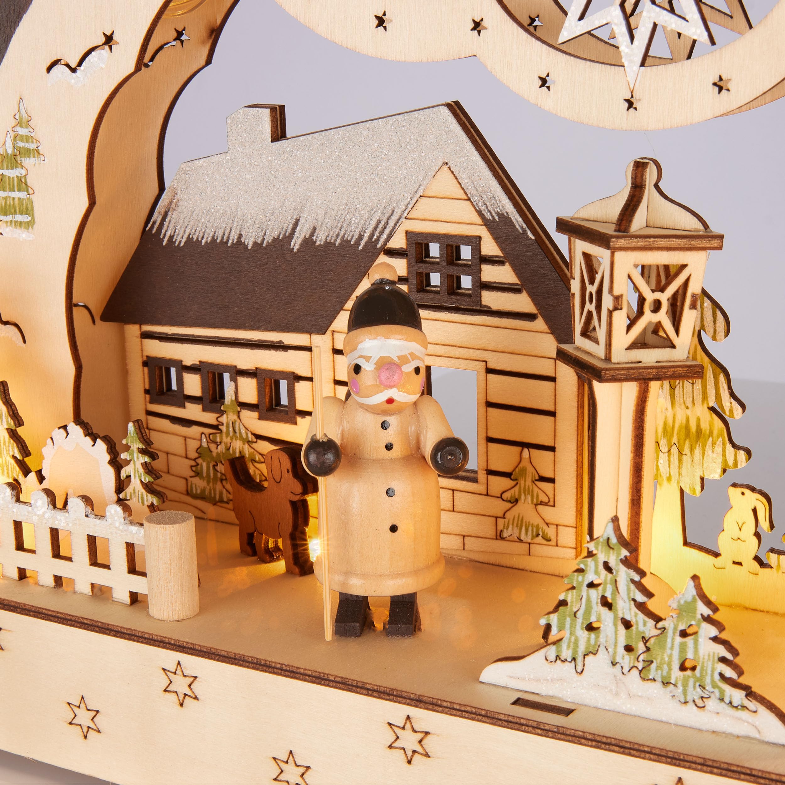 BRUBAKER 3D Lichterbogen - LED Schwibbogen - Weihnachtshaus im Wald mit Laternen - Weihnachtsbeleuchtung aus Holz Natur - 27 x 40 x 7,5 cm - Handbemalte Figuren - Weihnachtsdeko für Tisch Fenster