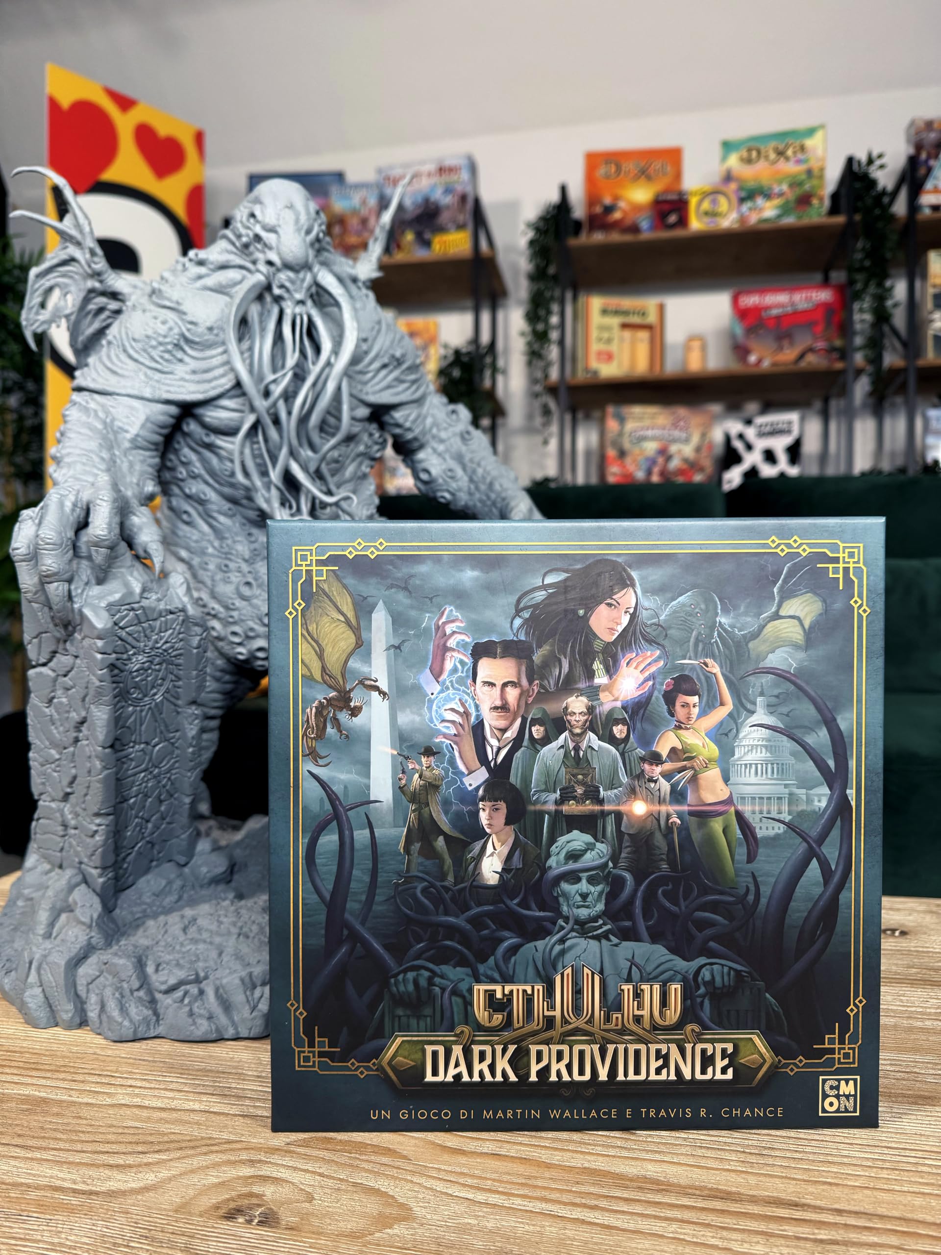 Asmodee – Cthulhu: Dark Providence – Revela la Oscura conspiración Entre Estrategia y Misterio – Juego de Mesa competitivo de Cartas y Control – 1-4 Jugadores – 14+ años – Edición en Italiano