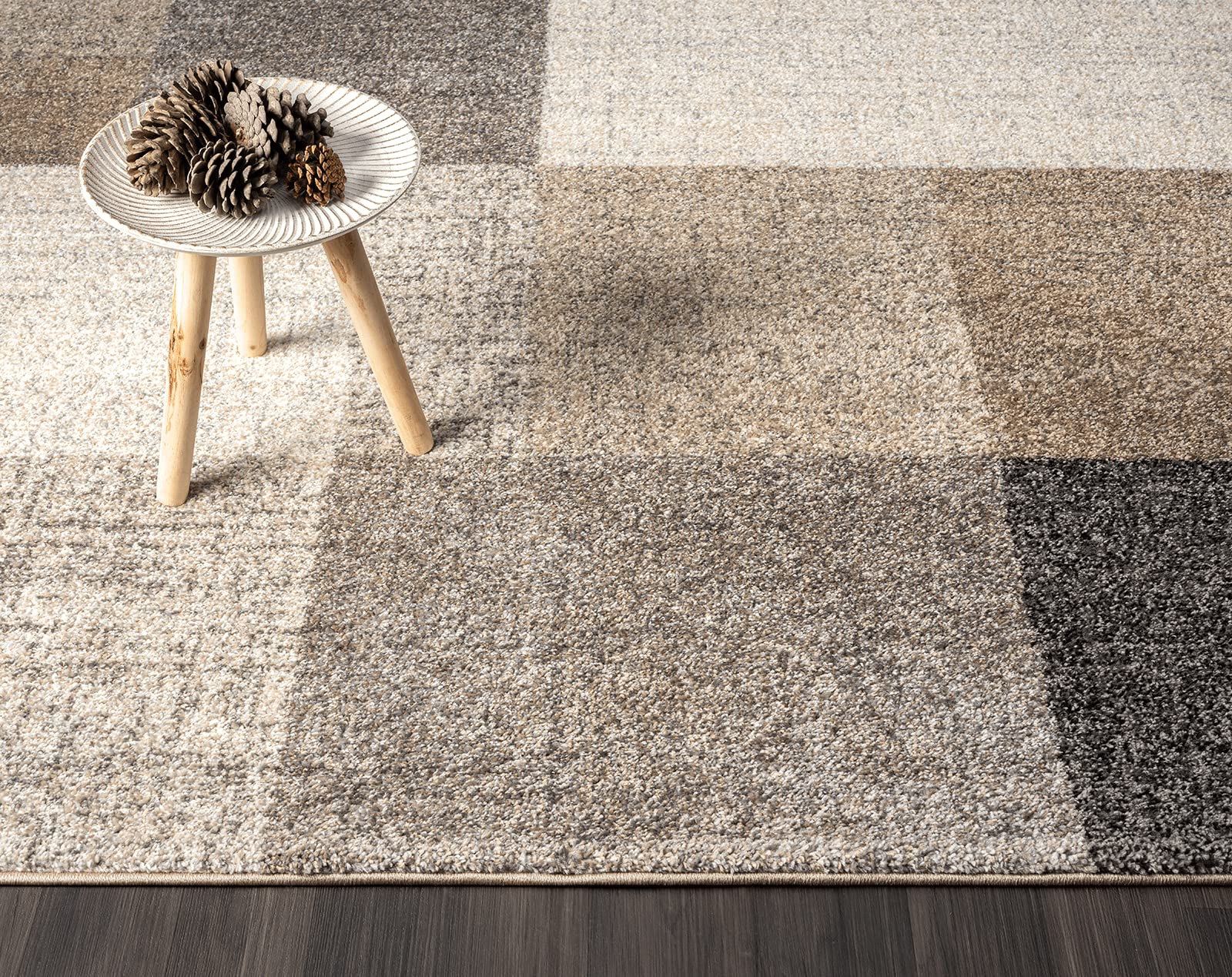 the carpet Pearl – Moderner Kurzflor Teppich, dichter Flor, geometrisches Muster, Konturenschnitt, Wohnzimmer & Schlafzimmer Teppich, Kariert, Beige, 200 x 280 cm