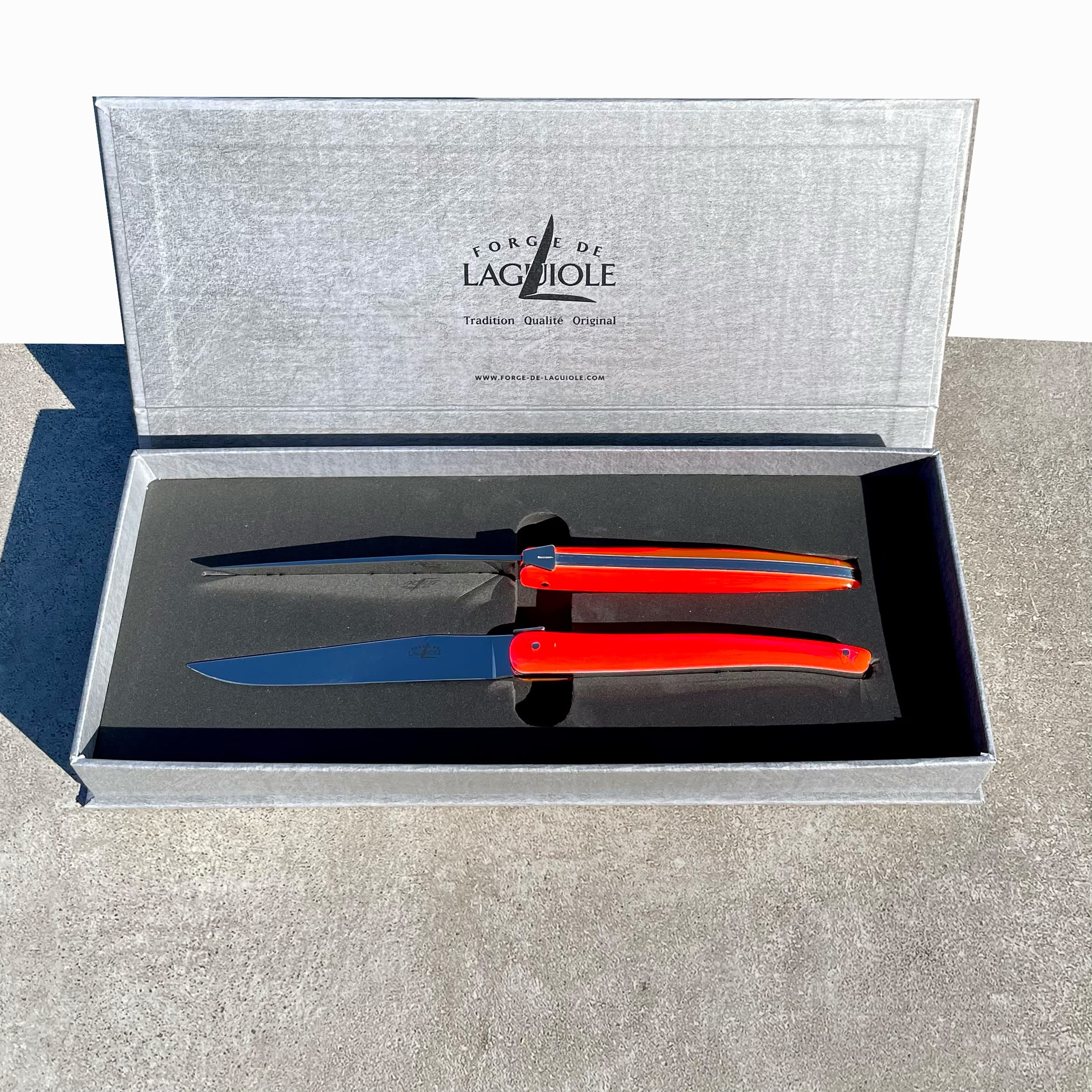 Forge de Laguiole - Juego de 2 cuchillos para carne (pulidos, mango acrílico, 30 x 18 cm), color rojo