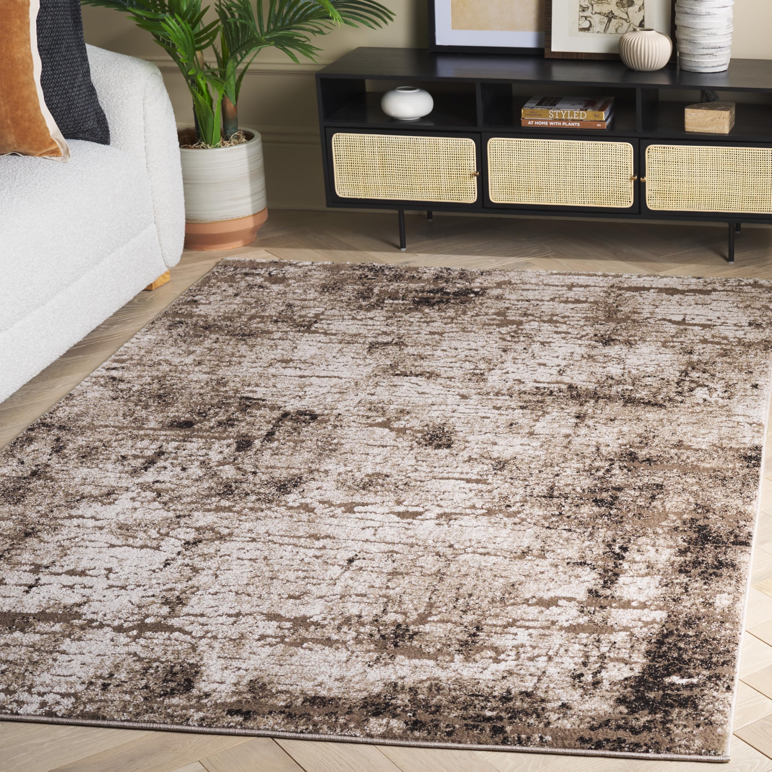 SAFAVIEH Spirit Collection Area Rug - 5'3" x 7'6", Beige & Brown, Non-Shedding & Easy Care, Ideal for High Traffic Areas in Living Room, Bedroom, Dining (SPR126B-5)