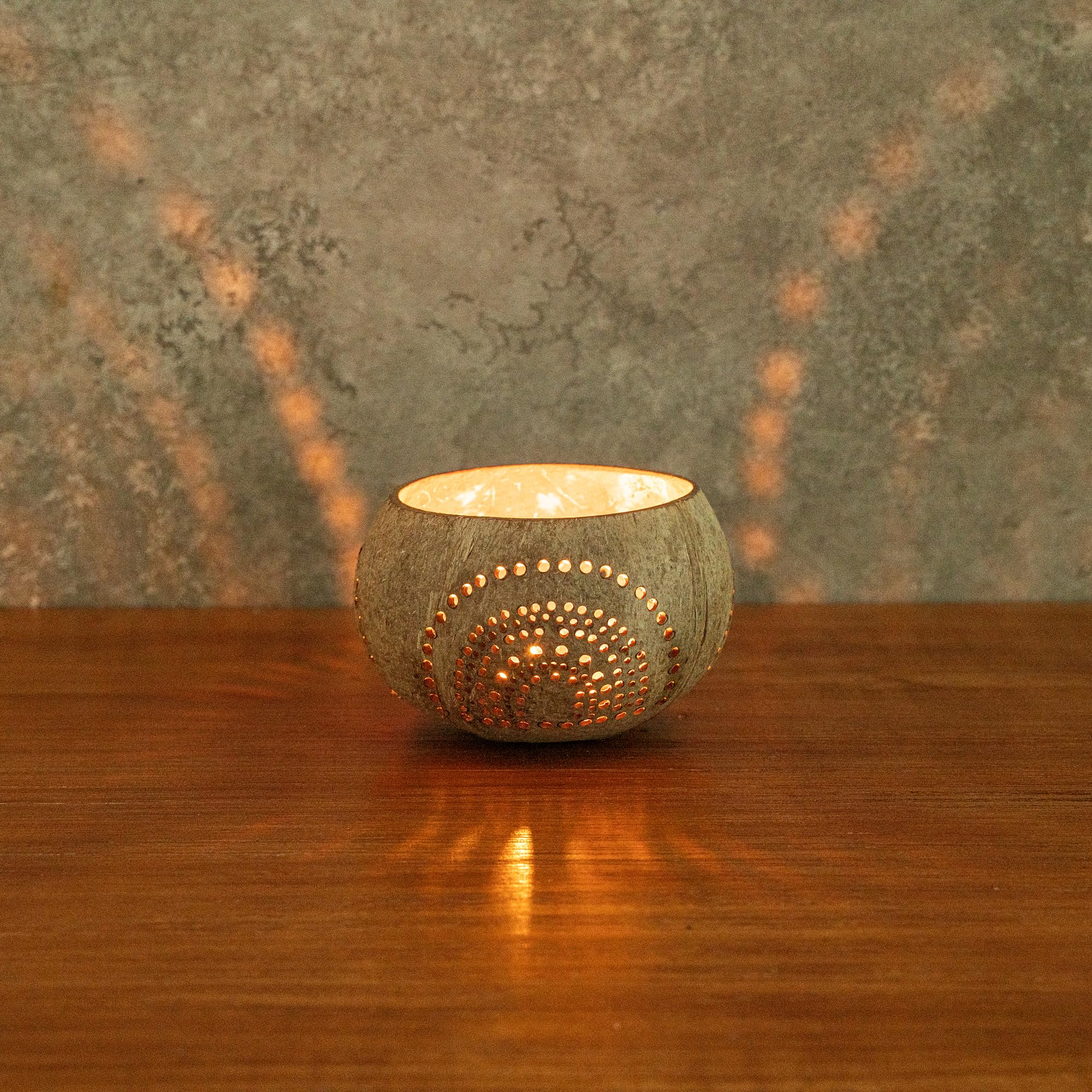 Restaurantware Coco Casa Kerzenhalter aus Kokosnussschale, 10 x 8,4 cm, 10 Wiederverwendbare Teelichthalter, Kerze Nicht im Lieferumfang enthalten, Regenbogenmuster, hellbraune Kokosnussschalen für