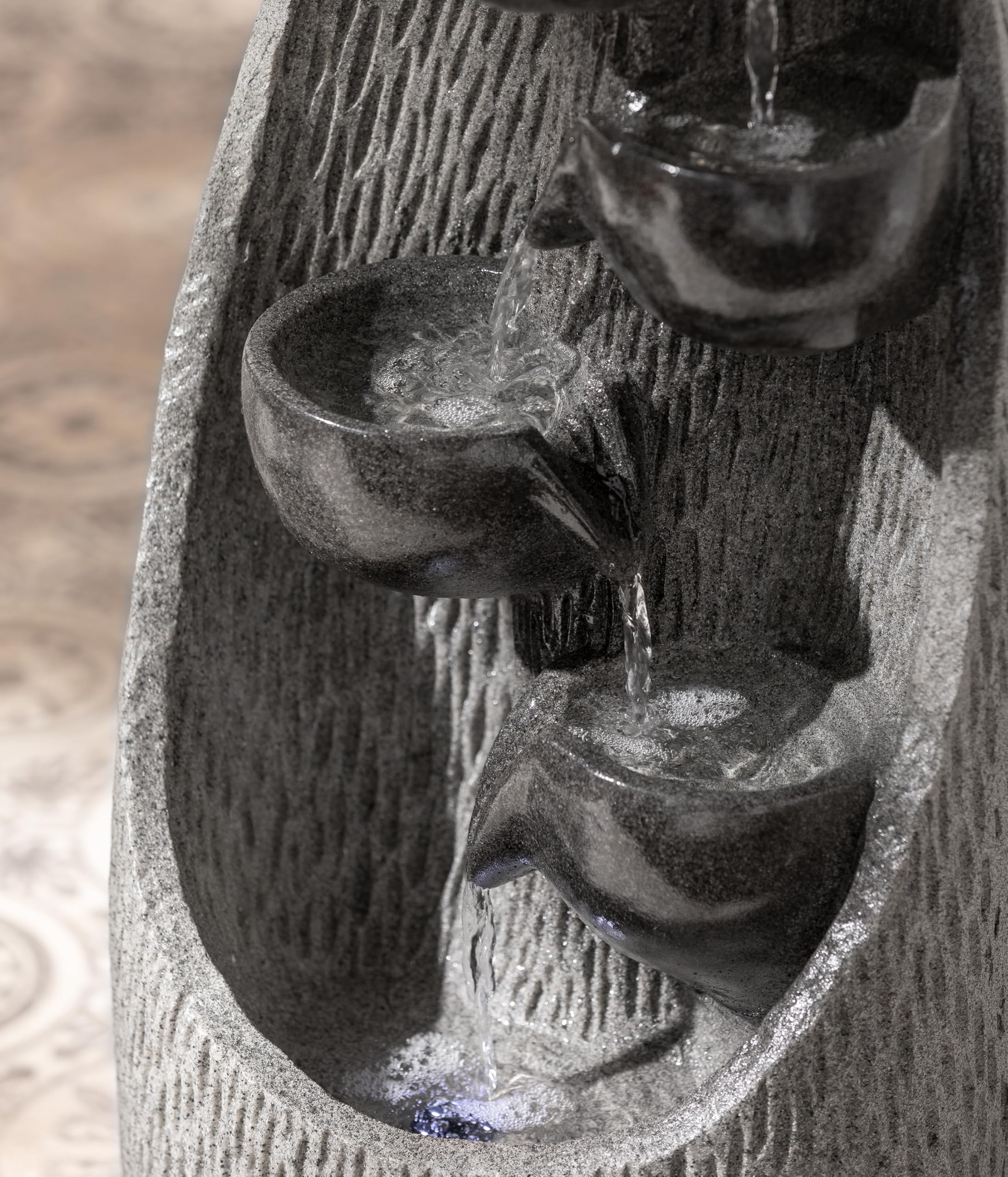 Dehner Gartenbrunnen Scale, Terassenbrunnen frostbeständig, Brunnen für Außen, mit LED Beleuchtung, ca. 91 x 33 x 29.5 cm, Polyresin, grau