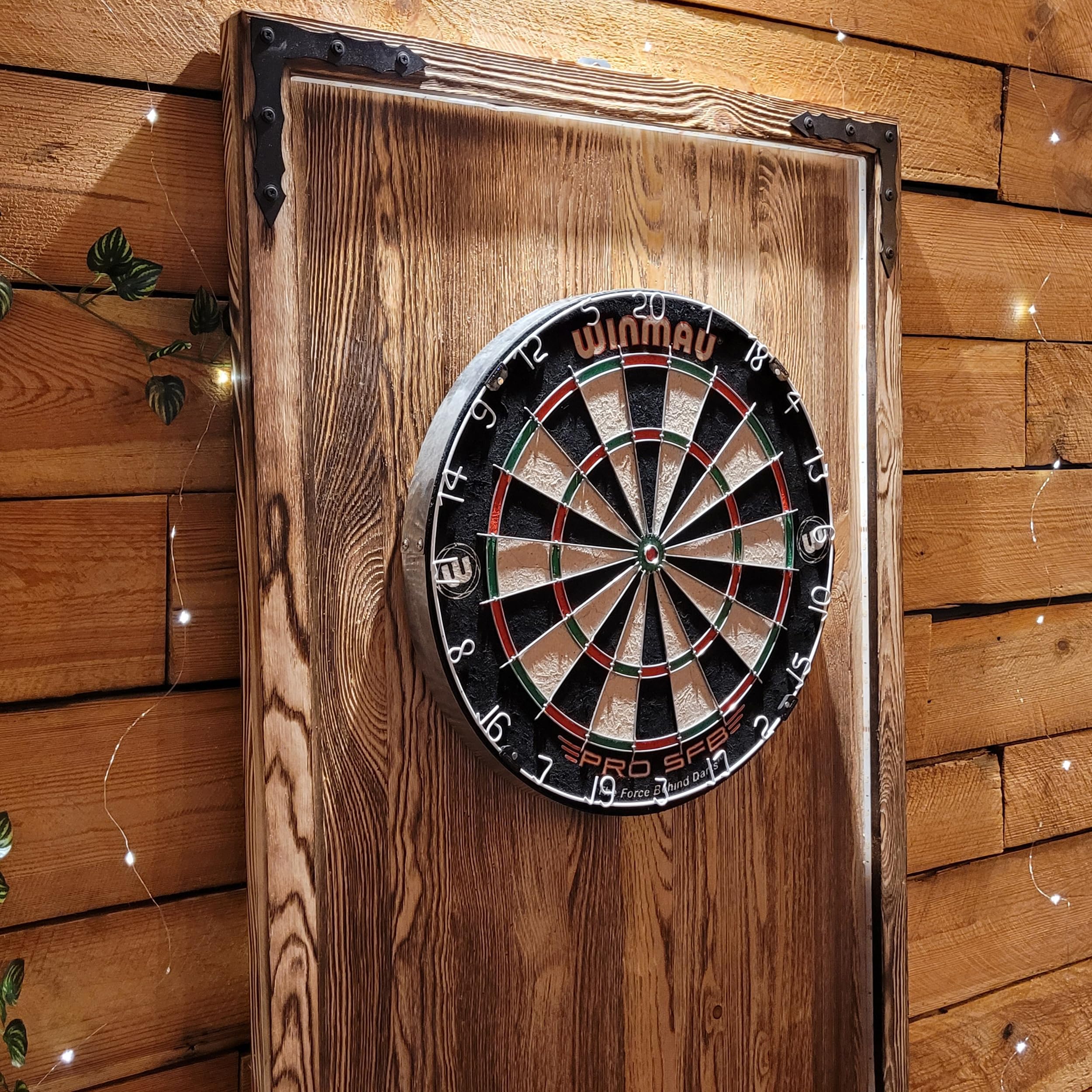 WEECO Cible de Fléchettes en Pin avec Éclairage LED - Couverture Murale Style Vintage, Cabinet Massif, Revêtement pour Armoire 112 x 70 cm