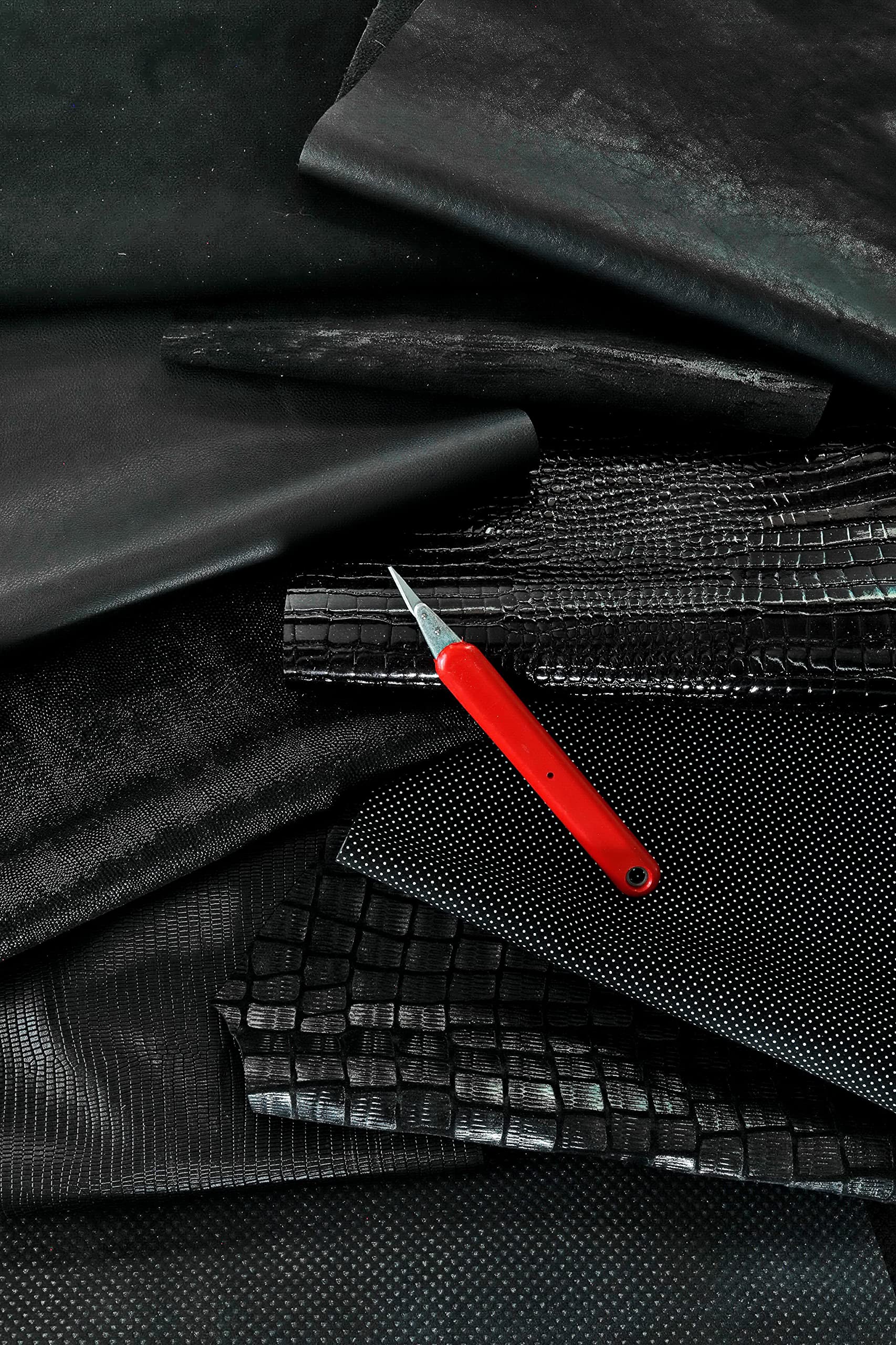 LA GARZARARA - Ritagli di Pelle Nero - Minimo 25x20 cm Massimo 40x40 cm - 1 kg - Selezione Casuale per Artigianato Cucito e Creazioni Handmade - Fantasie e Rifinitue Varie - LAG33