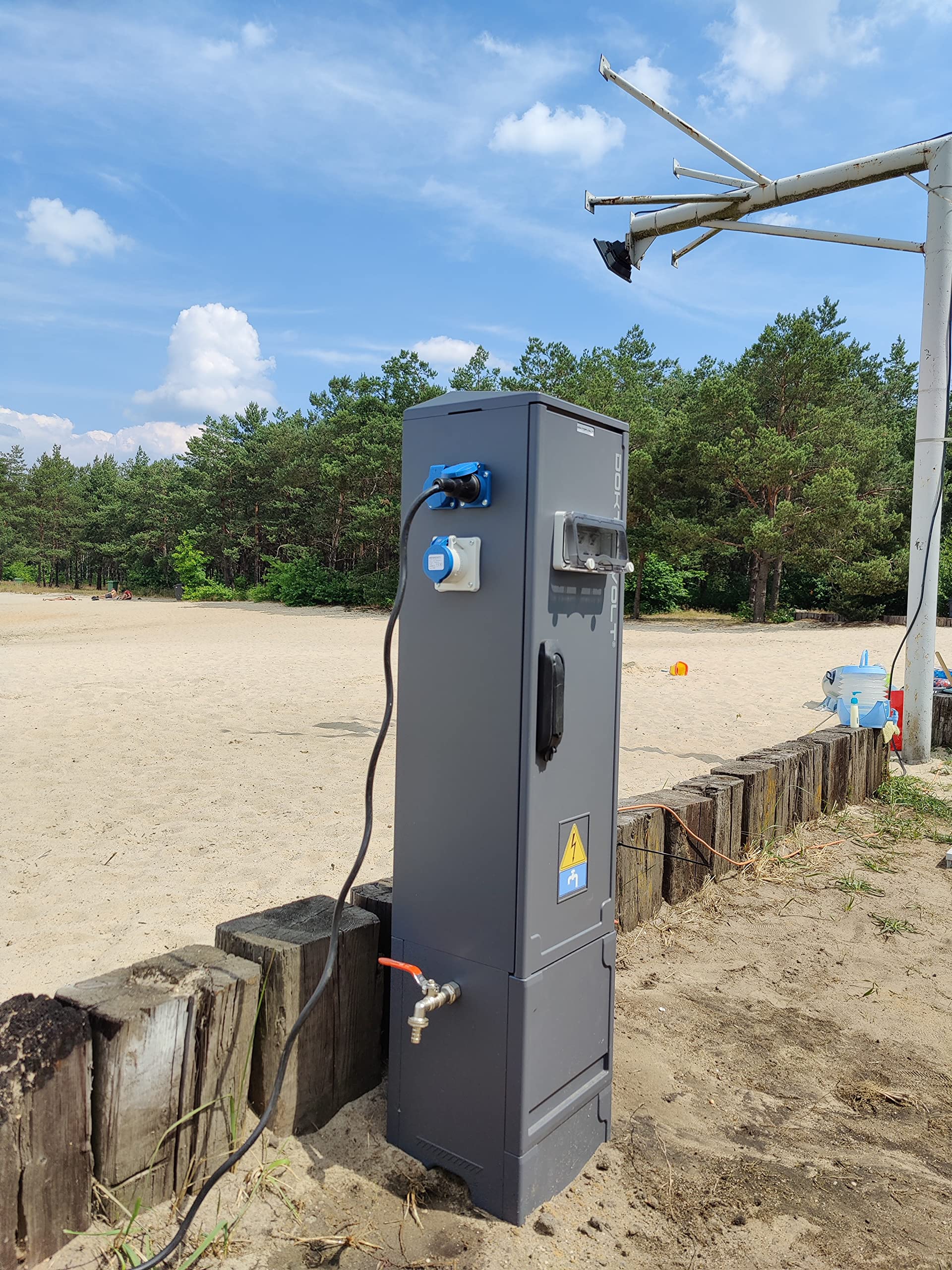 Doktorvolt Stromverteiler Campingverteiler Campingsäule Energiesäule Stromsäule Camping Strom CV-CAMP 2x(1x230V Typ F/ 1x230V Typ E/ 1x Camp) Mit Wasseranschluss Camping Wohnwagen Garten