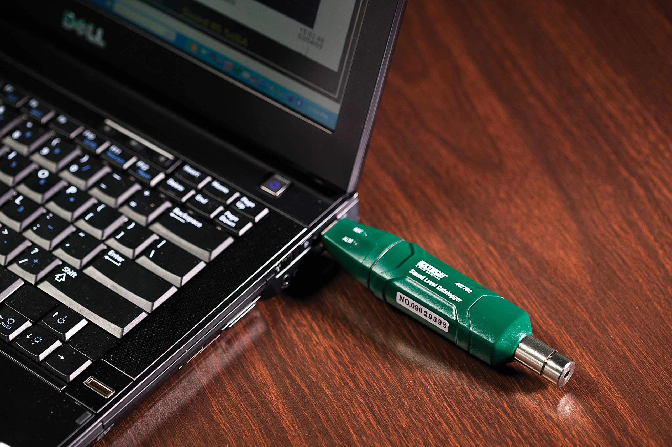 Extech 407760 Registrador Sonómetro USB, 30-130dB, Clase 2 | Ponderación A/C, respuesta rápida/lenta, 129.920 registros, software, micrófono, trípode, pila