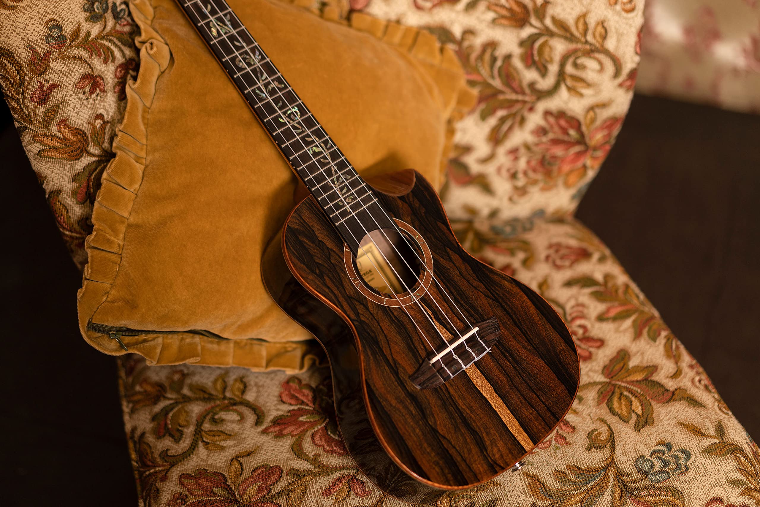 Ortega Guitars Ukulele Concerto Elettro-Acustico – Elite Series – Gig Bag Inclusa – Ziricote, Natural (RUET-ZC)