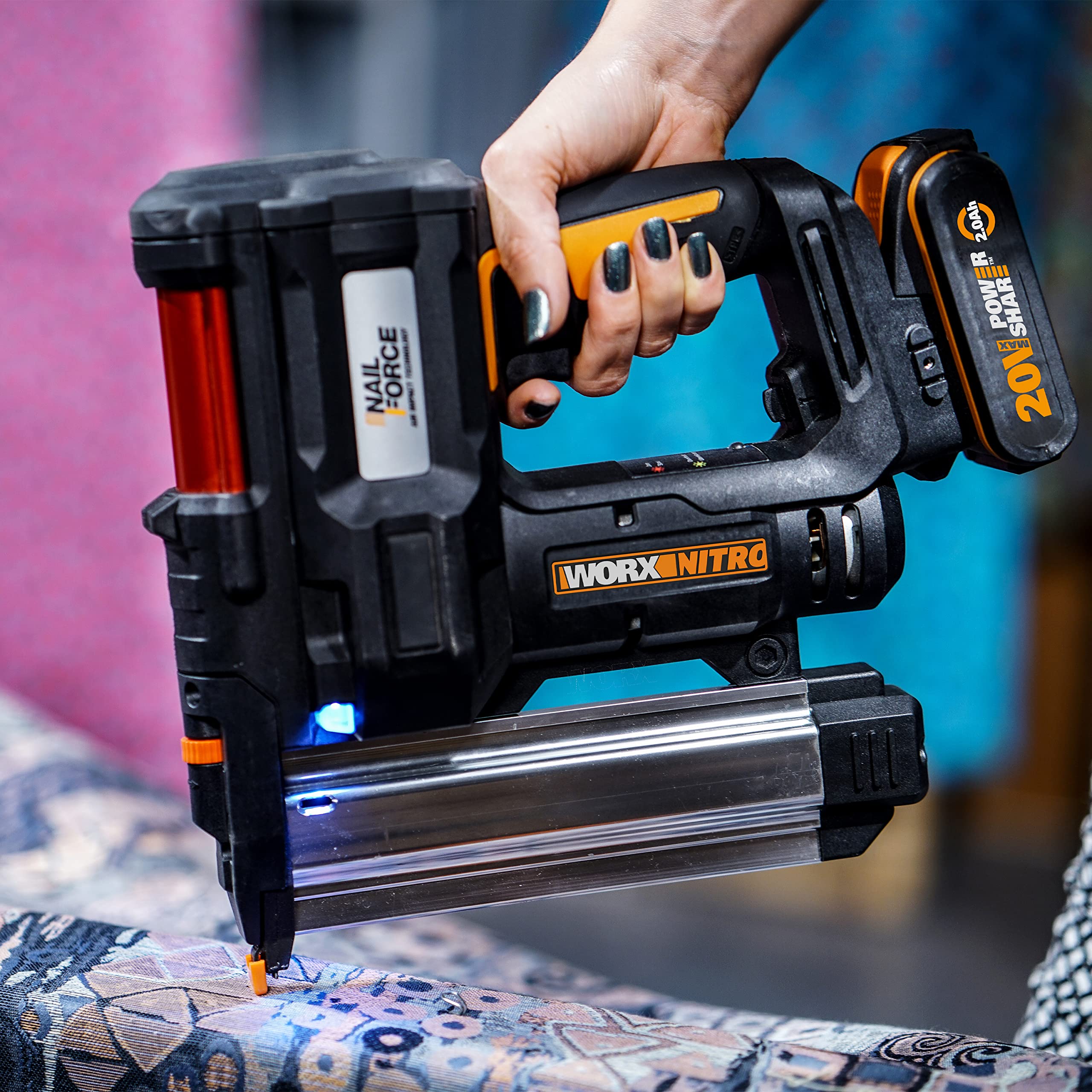 WORX NITRO 18V(20V MAX) Sparachiodi Brad Elettrica WX840.1, PowerShare, Chiodatrice Brad e Pinzatrice a Corona Stretta 2-in-1,Batteria 2x2Ah, Chiodi 18 da 38 mm 200 pz, Graffe 18 da 32 mm 200 pz