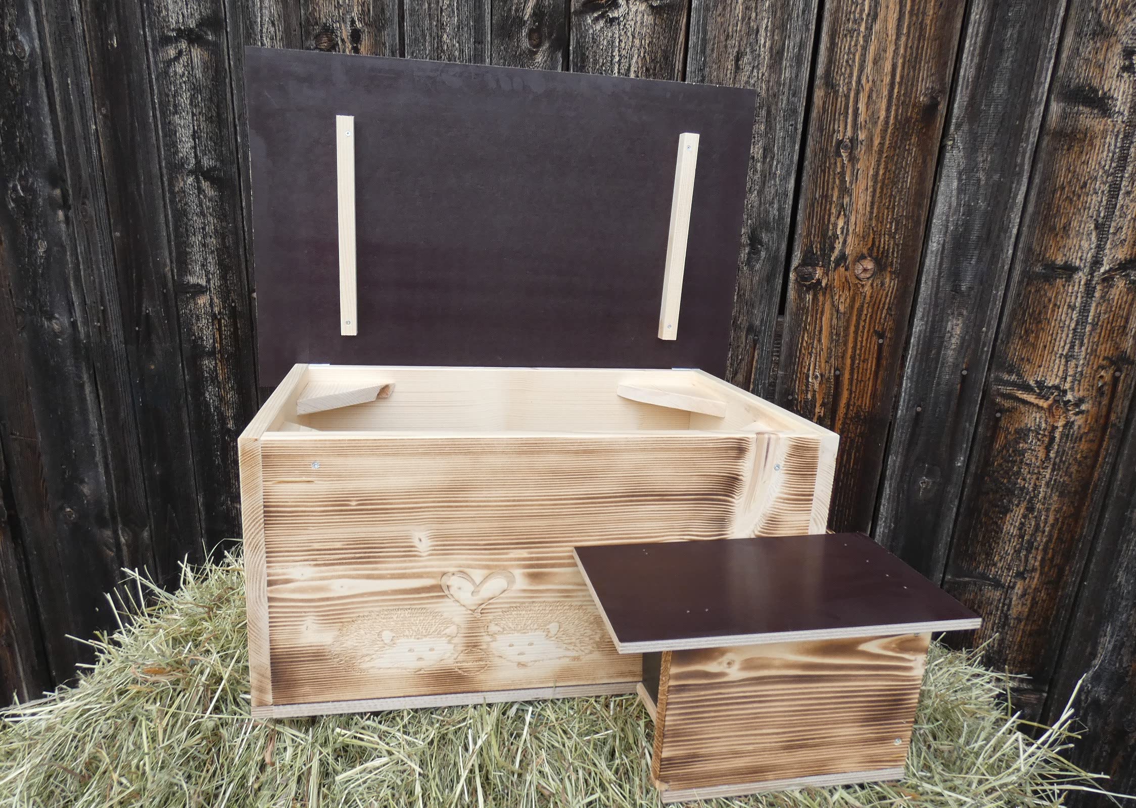 Premium XXL Igelhaus edel Geflammt ohne Boden 62cm x 50cm x 29cm Igelhotel 20mm Vollholz Winterfest Kein Bausatz:ausgelagerter Labyrintheingang,Rattenklappe, Herstellung in Niederbayern