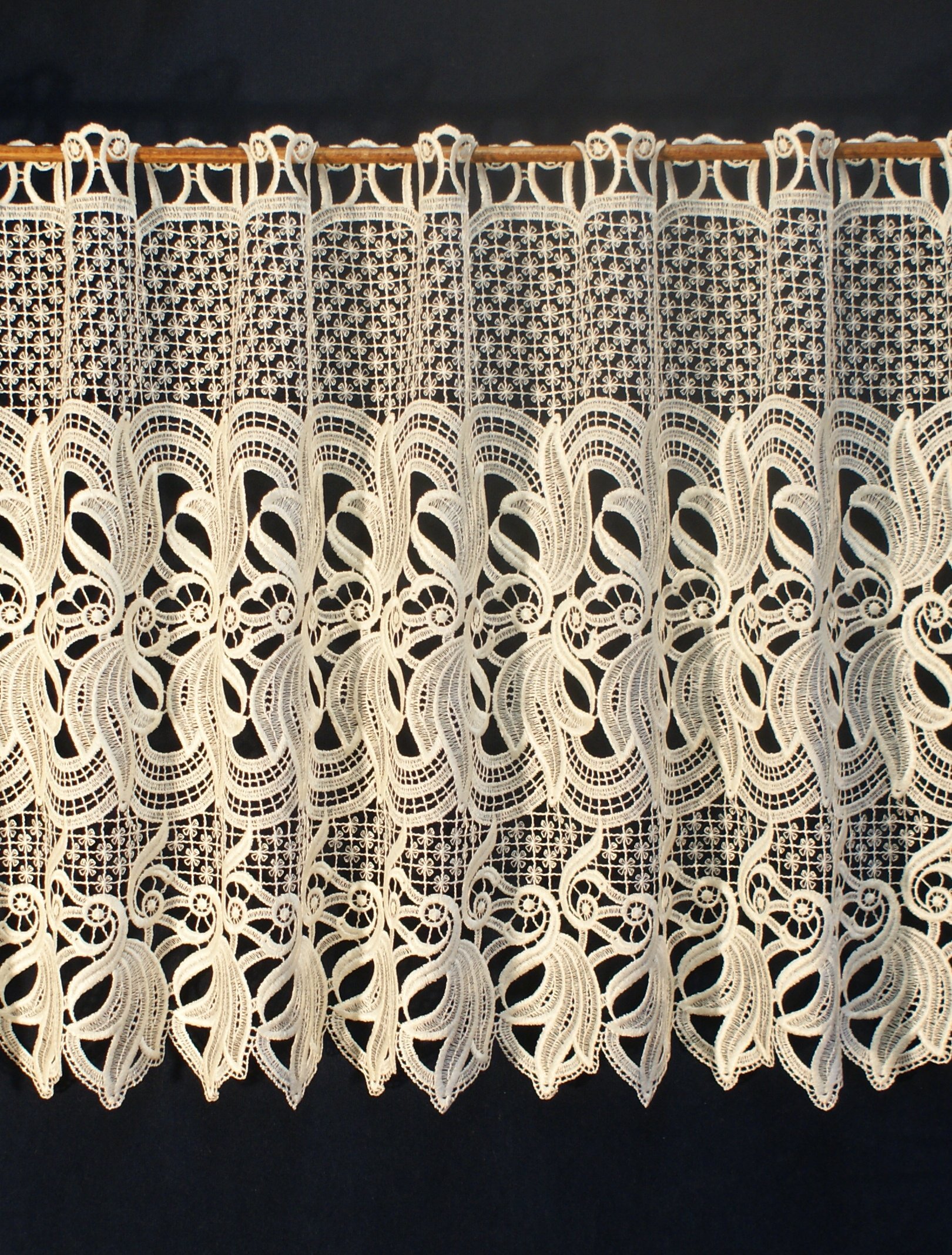Plauener Spitze by Modespitze, Scheibenhänger Gardine - Scheibengardine mit Stangendurchzug, hochwertige Stickerei, Höhe 60 cm, Breite 176 cm, Creme | Original Plauener Spitze, Scheibengardine, Stangendurchzug, Hochwertige Stickerei, Made in Germany, No.