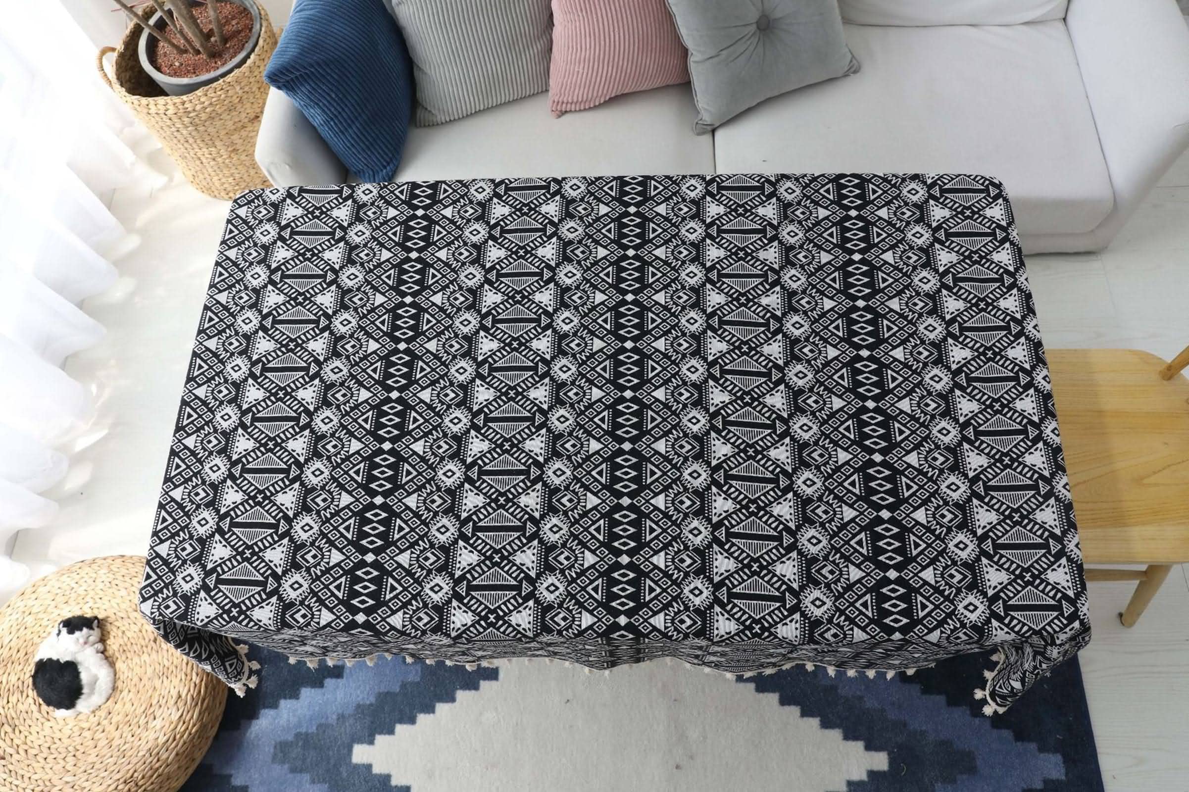 Nappe De Table Anniversaire Polyester Rectangulaire Motif Triangle Géométrique avec Gland Poids pour Exterieur Lavable en Toile Cirée Le Noir Décoration Protection 140X220Cm