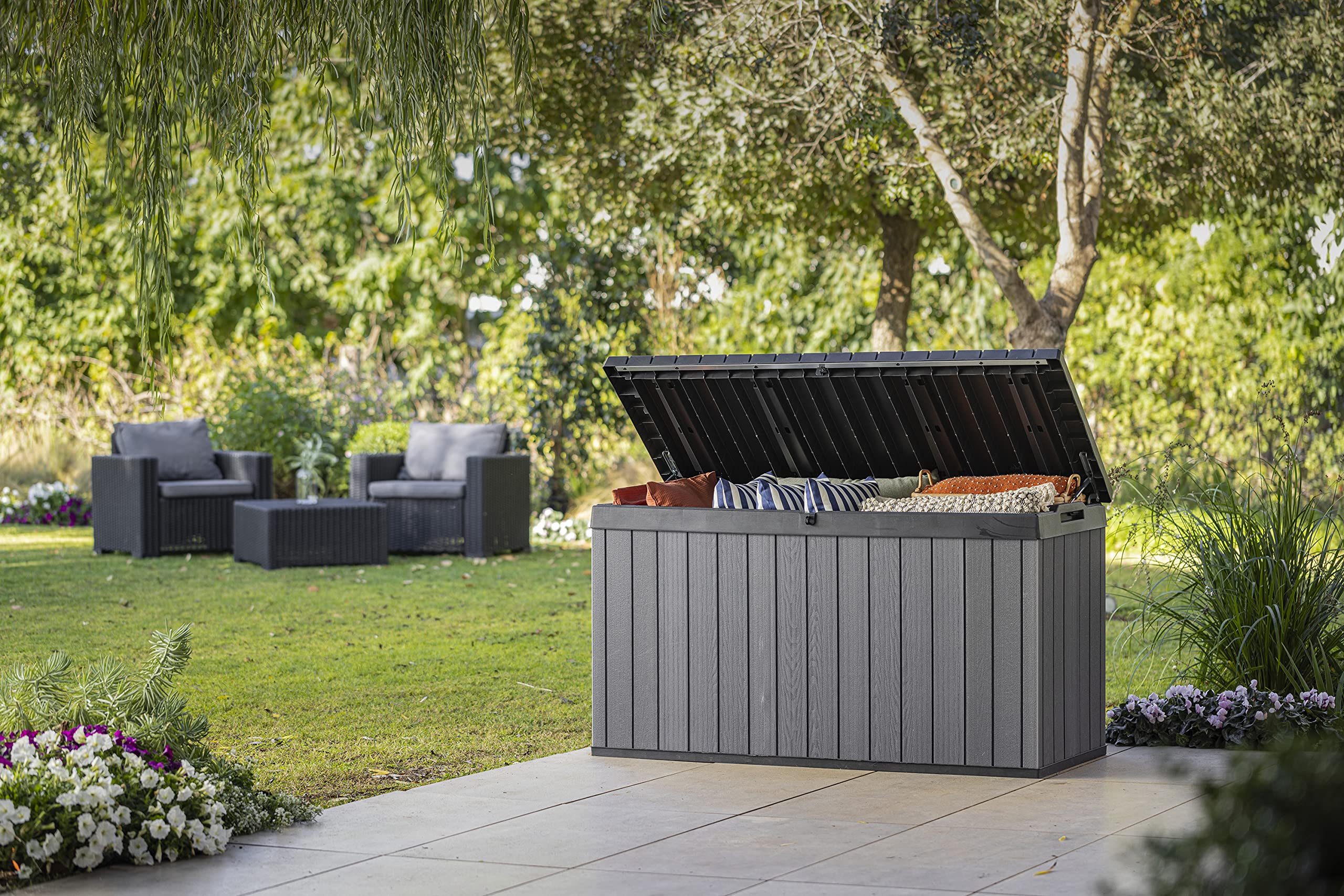 Keter Auflagenbox/Kissenbox Darwin 150-570 Liter l 100% Wasserdicht l mit Belüftung dadurch kein übler Geruch/Schimmel l Moderne Holzoptik l Deckel belastbar bis 300 KG (2 Personen), Graphit/Grau