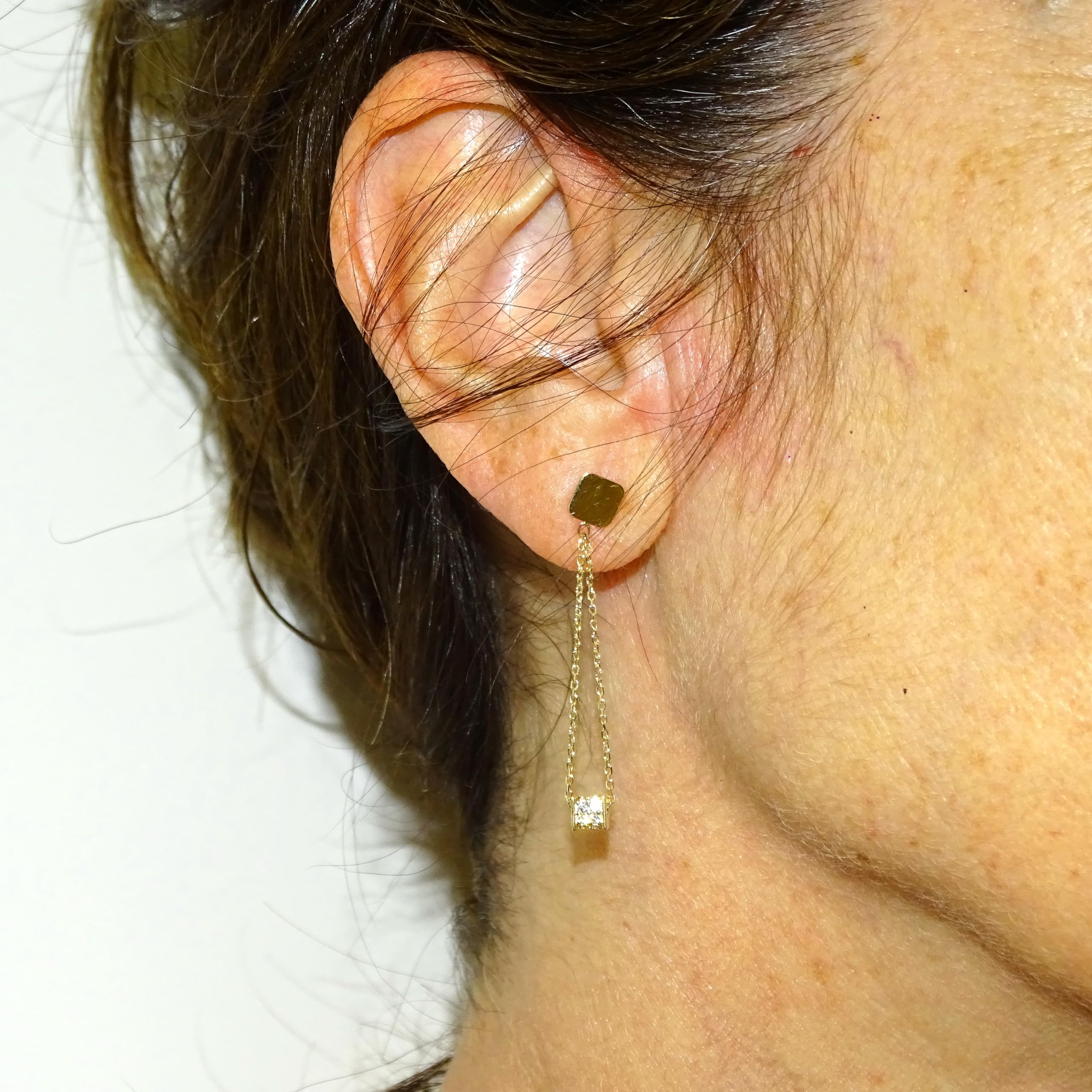 Pendientes largos de oro amarillo de 18k y circonitas para mujer. Largos 3.80cm. Cierre presión. Peso; 1.40gr