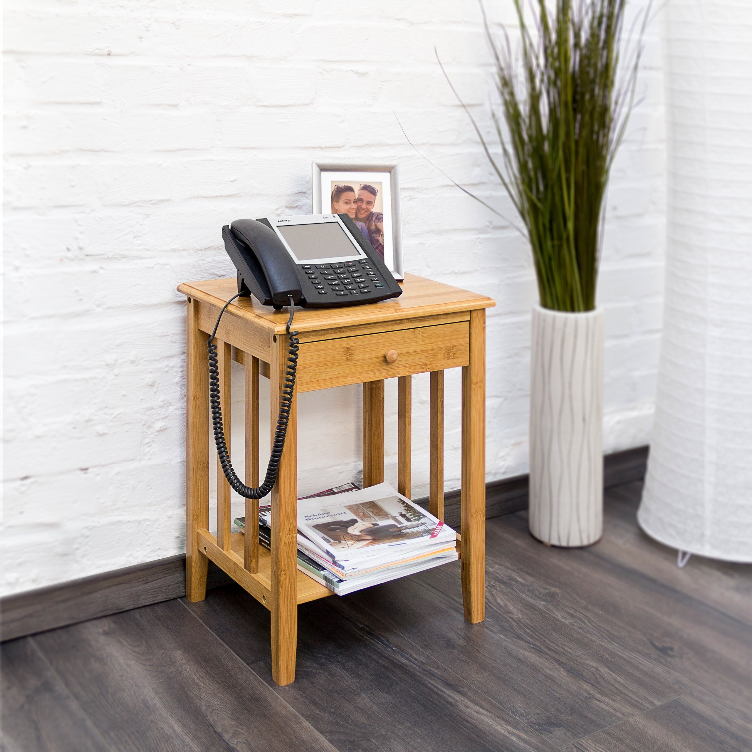 Relaxdays Table d'appoint en bambou avec tiroir : 51,5 x 40,5 x 30,5 cm, Table de chevet solide avec étagère inférieure en bois naturel, Couleur Naturelle