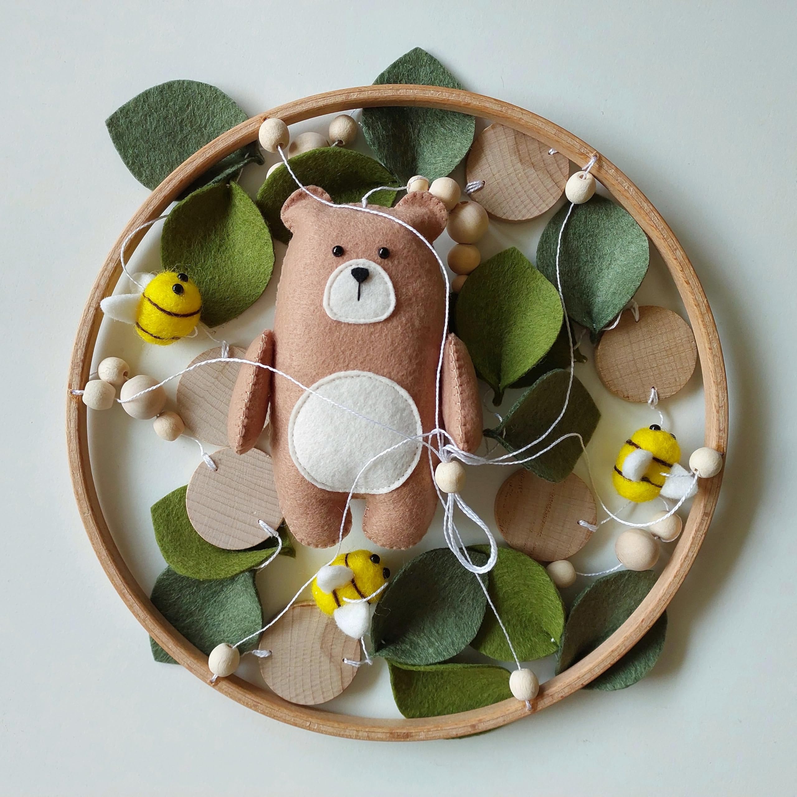 Wald Baby Mobile mit Bär, Bienen & Blättern – Handgemachtes Filz Mobile – Neutrale Babyzimmer Deko – Geschenk zur Geburt oder Babyparty – Woodland Deko für Jungen & Mädchen