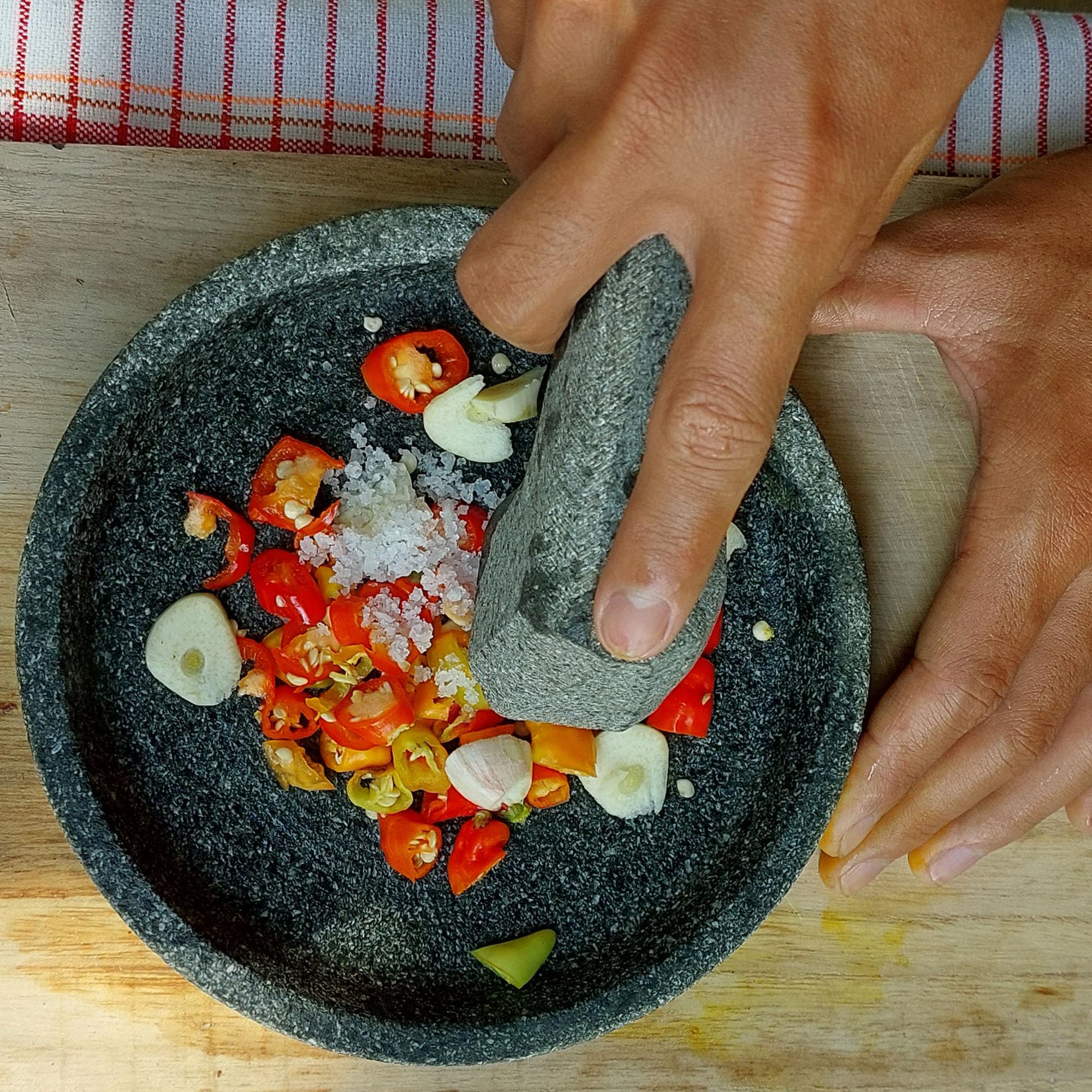 Cobek Mörser aus vulkanischem Gestein - Traditionelles Zerkleinern und Mahlen in modernem Design