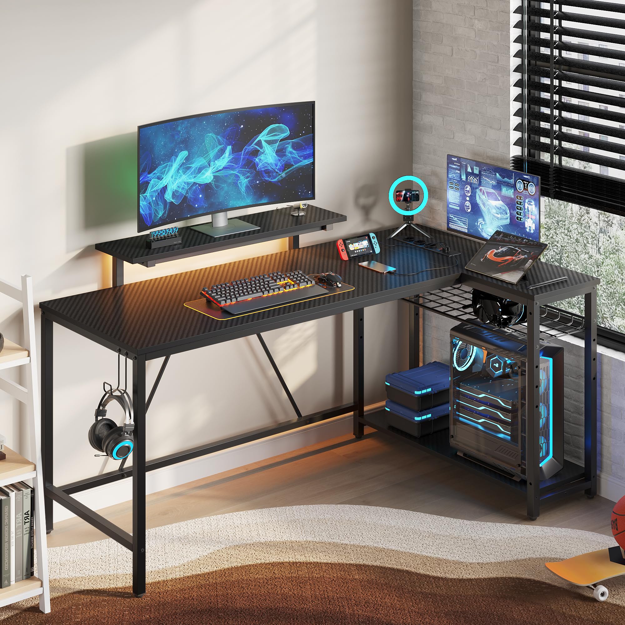 Bestier 147CM L Shaped Gaming Desk con luci LED e prese di corrente, scrivania ad angolo reversibile per l'ufficio domestico con ripiani, postazione PC più grande con ganci per lo studio, Nero
