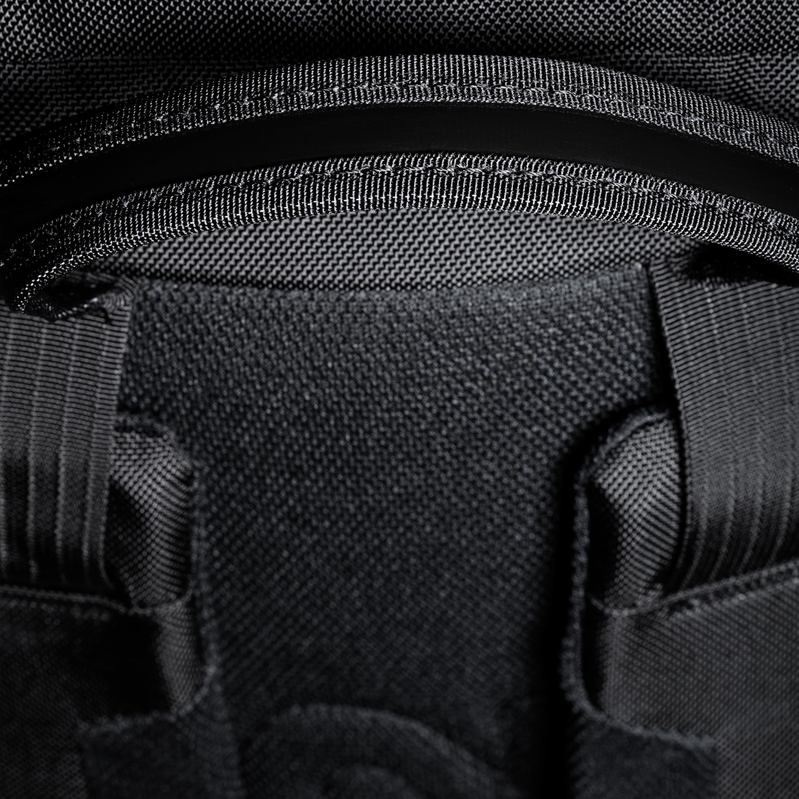 Mammut Xeron Messenger 8 | Umhängetasche für Damen und Herren, Arbeitstasche mit Outdoor Design, Wasserabweisende Schultertasche, Laptoptasche, Sportlich, Unisex | Black (Schwarz), 8l