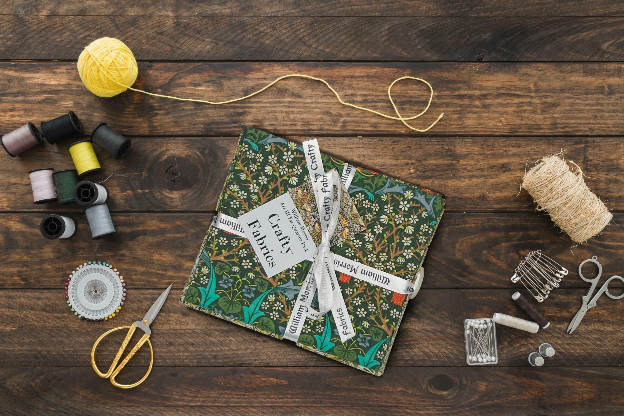 Discount Fabrics Ltd Green William Morris Christmas Fat Quarter Bundle: Quilting & Crafting, Sewing, Art, Cotton Pattern, Dressmaking Fabrics