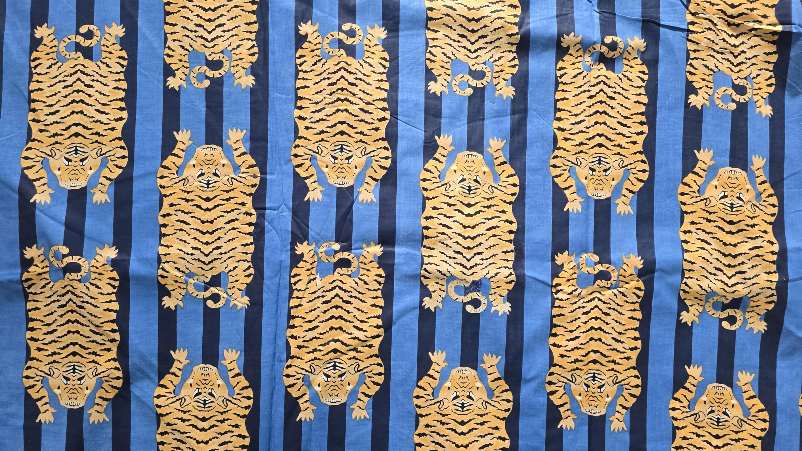 Aashita Creations tkanina bawełniana z nadrukiem tygrysa, dekoracyjny materiał ze wzorem zwierzęcym, od The Yard Fabric (niebieski z granatowymi paskami, 10 metrów)