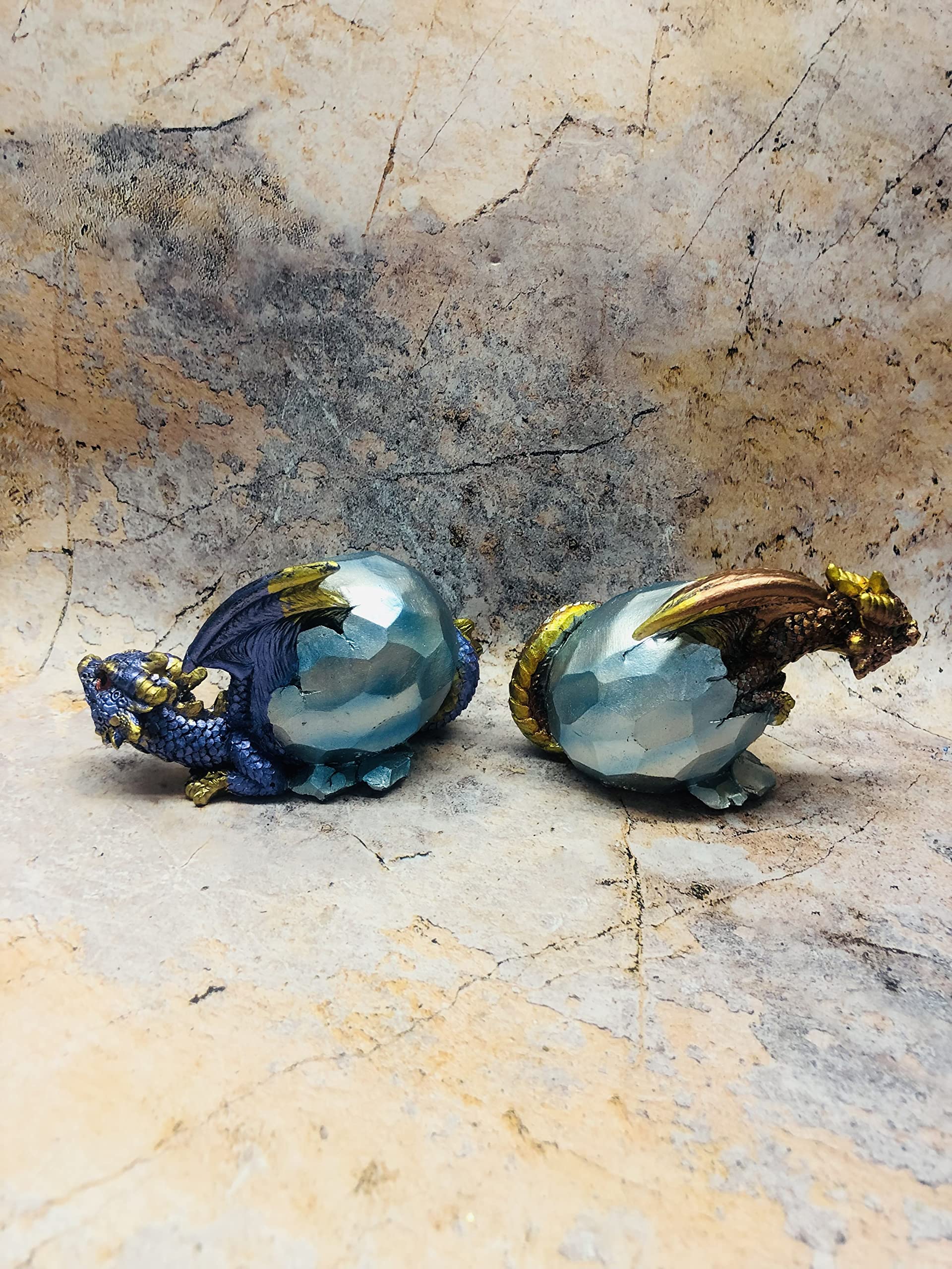 Paire d'œufs de dragon Hatchlings Figurines Fantasy Battling Dragons Collection Fabriqué à la main à partir de résine de qualité