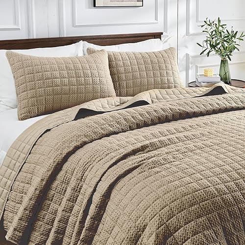 Qucover Juego de ropa de cama de tamaño King de gran tamaño, edredón de gofre beige tamaño King, colcha de colcha marrón topo, 3 piezas, manta