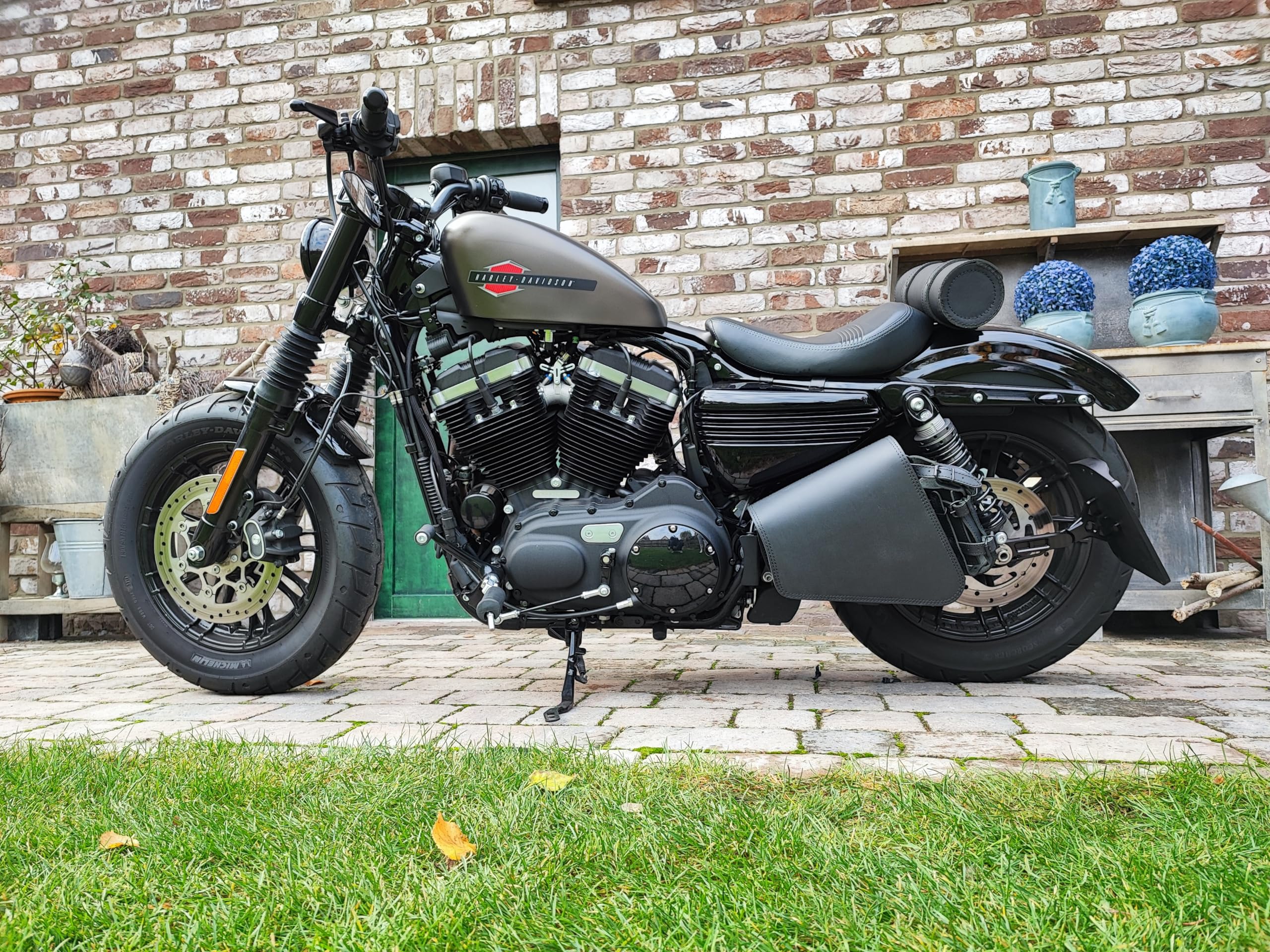 Clean Blackline Seitentasche kompatibel mit Linke Seite Schwingentasche Satteltasche Tasche Motorradtasche Motorrad Leder schwarz Bobber HD Custom Chopper schwarz Biker neu