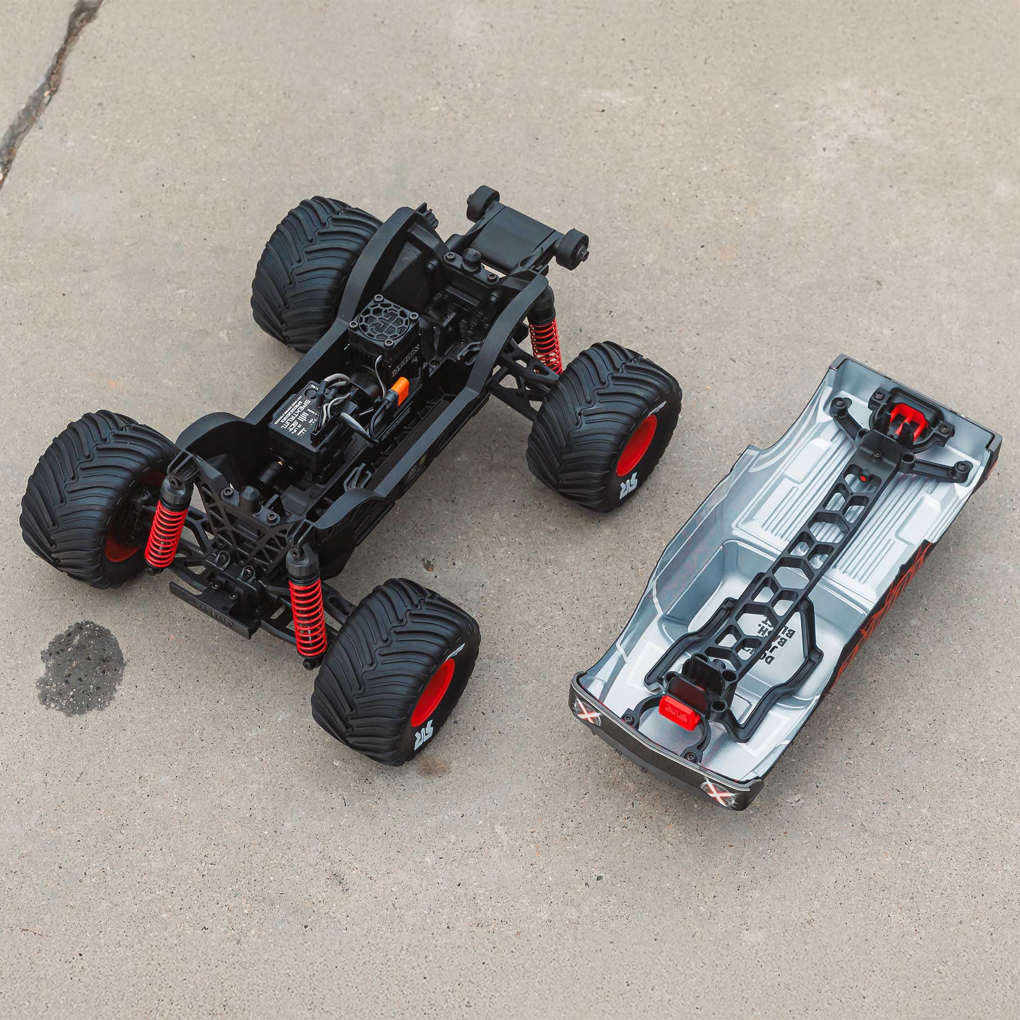 ARRMA RC Truck 1/16 Quake GROM 4X4 RTR Brushed Monster Truck (Akku & Ladegerät enthalten), Rot, ARA2137T1 | RC Truck, Akku & Ladegerät inklusive, ARA2137T1