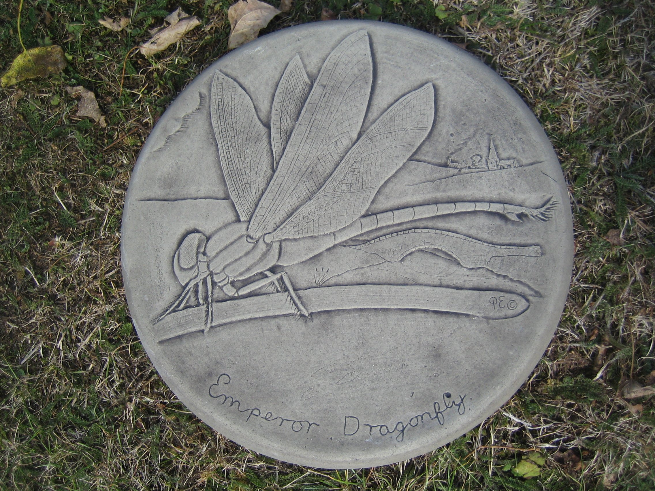 Dragonfly Stepping Stone Garden Ornament – Decorative Dragonfly Garden Path Stone – Frost Resistant & Durable Outdoor Garden Decoration – Dia 27cm x H 3cm – Part of 50 Design Collection