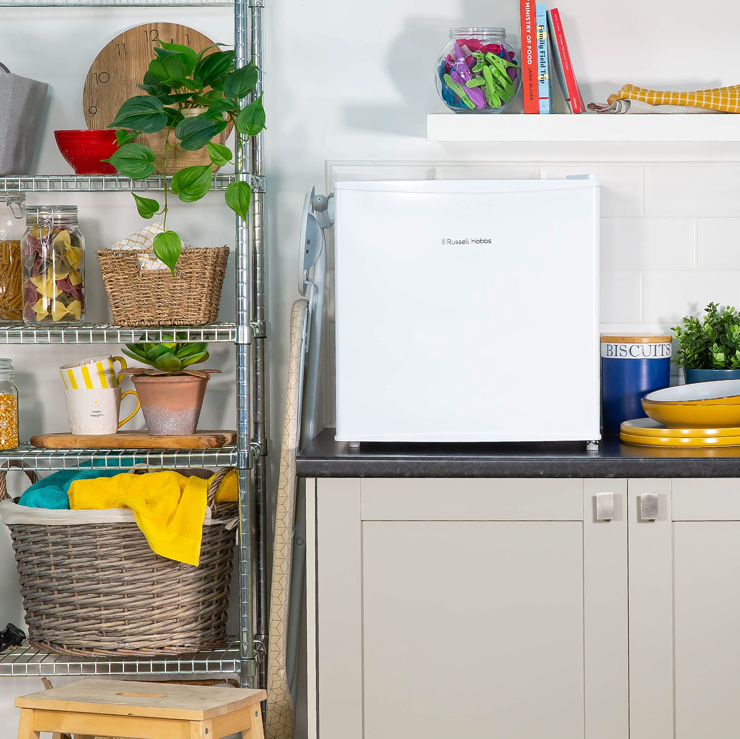Russell Hobbs Rhttfz1-Eu, Freistehender Tischgefrierschrank, Kompakte Größe, Verstellbare Standfüße, Herausnehmbaren Gitterablagen, Gefriergerät für Büro, 31 Liter, Energieklasse F - Weiß