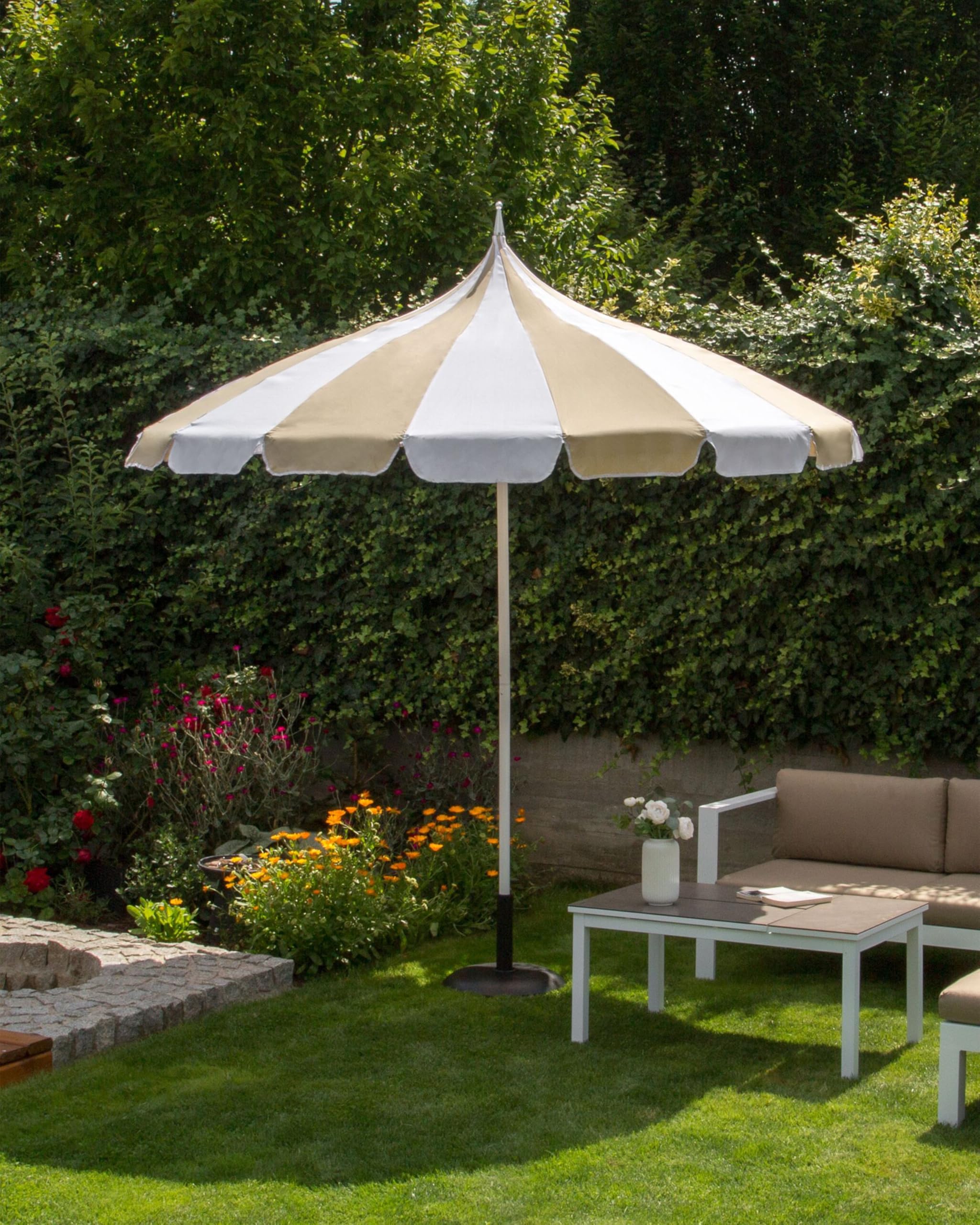 Beliani Elegante ombrellone da giardino ⌀ 245 cm palo in alluminio bianco tessuto poliestere beige e bianco